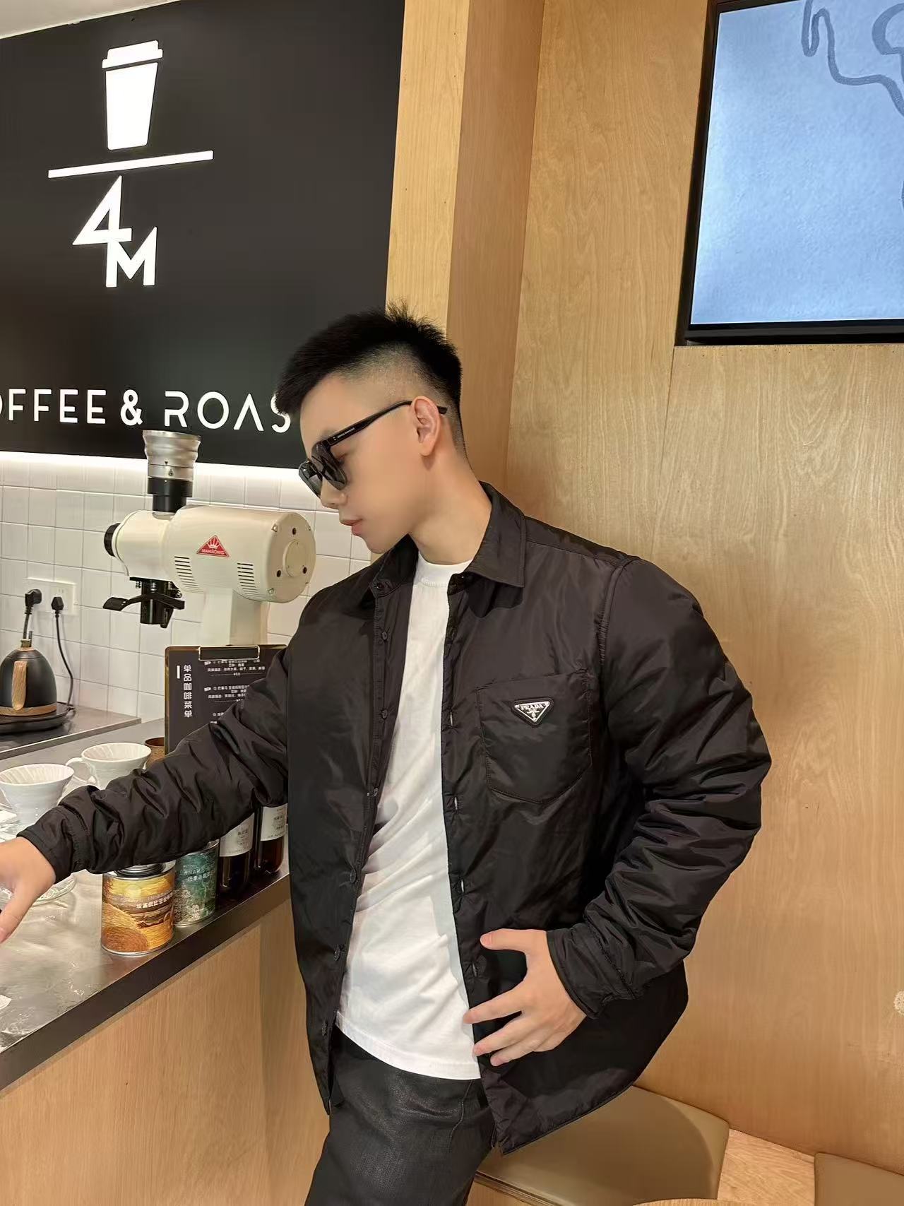 。PRADA衬衫式薄外套面料选择：选用品牌标志性的再生尼龙面料，与传统尼龙性能相当，具备高强度，抗撕裂，