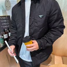。PRADA衬衫式薄外套面料选择:选用品牌标志性的再生尼龙面料,与传统尼龙性能相当,具备高强度,抗撕裂, 。PRADA衬衫式薄外套面料选择:选用品牌标志性的再生尼龙面料,与传统尼龙性能相当,具备高强度,抗撕裂,