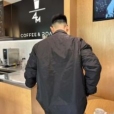 。PRADA衬衫式薄外套面料选择:选用品牌标志性的再生尼龙面料,与传统尼龙性能相当,具备高强度,抗撕裂, 。PRADA衬衫式薄外套面料选择:选用品牌标志性的再生尼龙面料,与传统尼龙性能相当,具备高强度,抗撕裂,