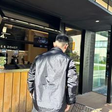 。PRADA衬衫式薄外套面料选择:选用品牌标志性的再生尼龙面料,与传统尼龙性能相当,具备高强度,抗撕裂, 。PRADA衬衫式薄外套面料选择:选用品牌标志性的再生尼龙面料,与传统尼龙性能相当,具备高强度,抗撕裂,