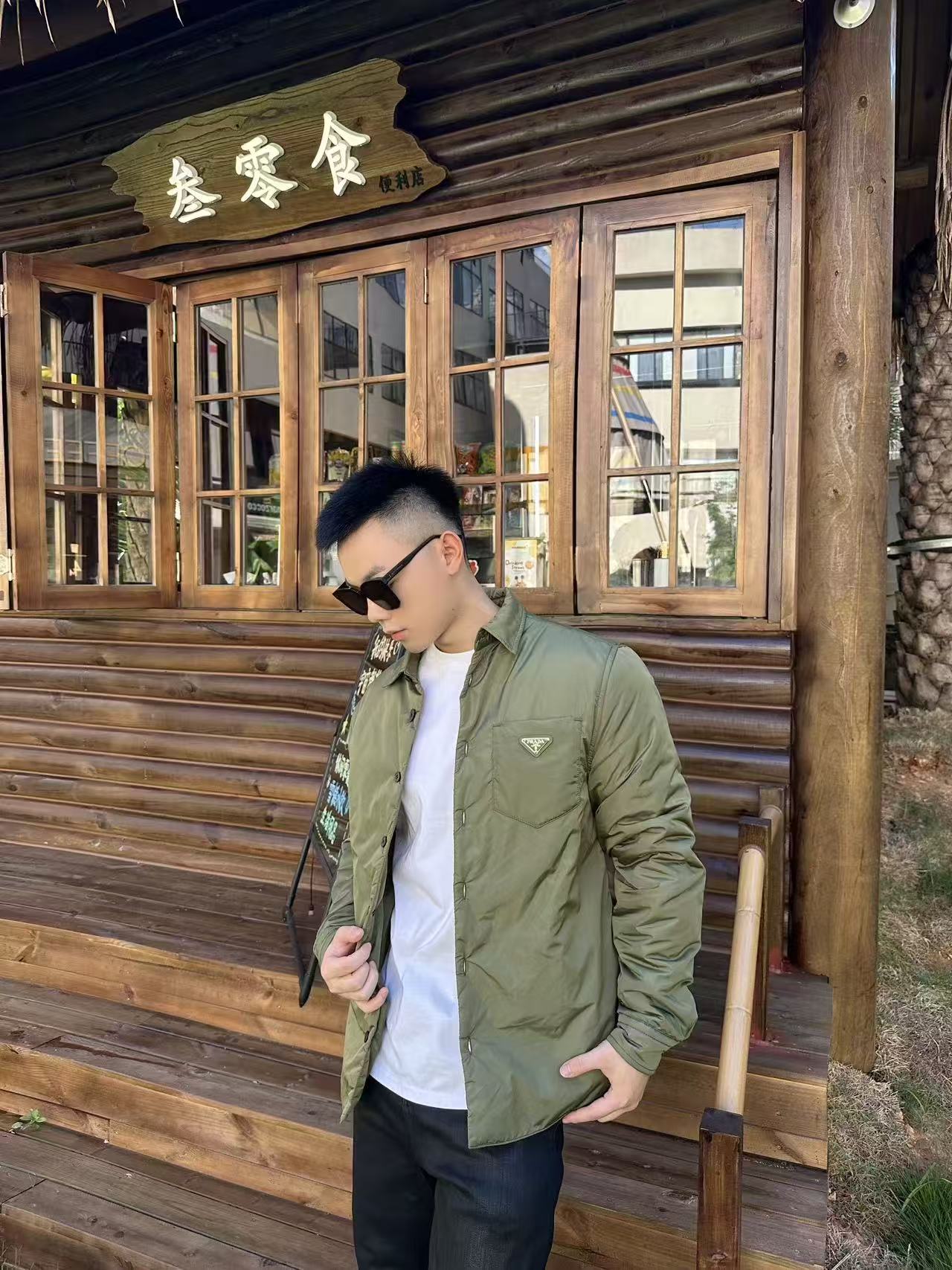 。PRADA衬衫式薄外套面料选择：选用品牌标志性的再生尼龙面料，与传统尼龙性能相当，具备高强度，抗撕裂，