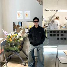 。Prada再生尼龙轻薄棉服面料选择:选用品牌标志性的再生尼龙面料,与传统尼龙性能相当,具备高强度,抗撕 。Prada再生尼龙轻薄棉服面料选择:选用品牌标志性的再生尼龙面料,与传统尼龙性能相当,具备高强度,抗撕