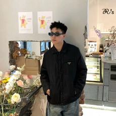 。Prada再生尼龙轻薄棉服面料选择:选用品牌标志性的再生尼龙面料,与传统尼龙性能相当,具备高强度,抗撕 。Prada再生尼龙轻薄棉服面料选择:选用品牌标志性的再生尼龙面料,与传统尼龙性能相当,具备高强度,抗撕