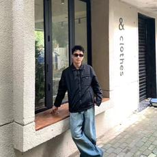 。Prada再生尼龙轻薄棉服面料选择:选用品牌标志性的再生尼龙面料,与传统尼龙性能相当,具备高强度,抗撕 。Prada再生尼龙轻薄棉服面料选择:选用品牌标志性的再生尼龙面料,与传统尼龙性能相当,具备高强度,抗撕