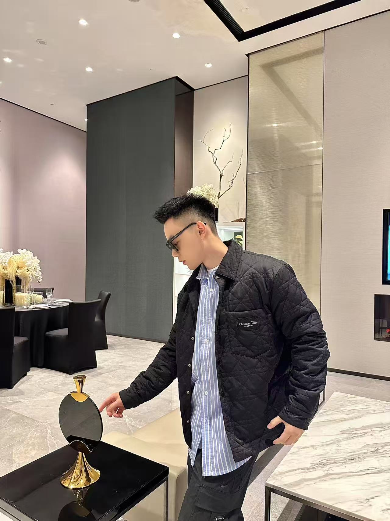 NO:537784,.DIOR embroidered seal shirt jacket Fabric selection After polyester fiber is treated with microfibrosis, the single fiber becomes extremely thin, greatly increasing the fiber surface area, making the fabric soft, smooth, and feel close to natural fibers. The high-density textile method makes its structure tight, thus giving it certain wrinkle resistance, windproof and warmth and wear resistance. Craft 1 The letter logo embroidery seal decorated with the patch pocket on the chest operates through a high-precision computer embroidery machine, and the double-axis linear guide drives the embroidery frame, and the frame shift accuracy can reach 0.01mm/P, ensuring the precise positioning of the embroidery pattern and perfectly outline the clear letter pattern. Craft 2  The quilted rattan plaid is used to achieve every detail with the neckline to the cuffs. The sewinger accurately adjusts the speed and pin density of the machine, and the stitches are smooth and uniform during the operation. After completion, it forms regular horizontal, vertical and oblique quilting lines to enhance aesthetics and three-dimensionality. The auxiliary materials are customized buttons and customized three-standards. SIZE: 46 48 50 52,,dior,jackets & coats,shirts,alexander wang19860909.DIOR饰刺绣章衬衫式外套 面料选择 选用聚酯纤维通过微纤维化处理之后,单根纤维变得极细,大大增加了纤维表面积,使面料变得柔软,顺滑,触感接近天然纤维.高密度的纺织方式,使其结构紧密,从而赋予一定的抗皱性、防风保暖性和耐磨性. 工艺1 胸前贴袋饰以的字母标志刺绣章通过高精度的电脑绣花机运作,双轴直线导轨驱动绣框,移框精度可达0.01mm/P,确保刺绣图案精准定位,完美勾勒出清晰的字母图案. 工艺2 采用通体绗缝藤格纹,领口至袖口做到每一处细节,缝纫师精确调整机器的速度和针脚密度,作业中线迹平滑、均匀.完成之后形成具有规则的横向,竖向,斜向绗缝线条,提升美观度和立体感. 辅料一比一定制纽扣 一比一定制三标 SIZE: 46 48 50 52,,dior,jackets & coats,shirts,alexander wang,Men's clothing