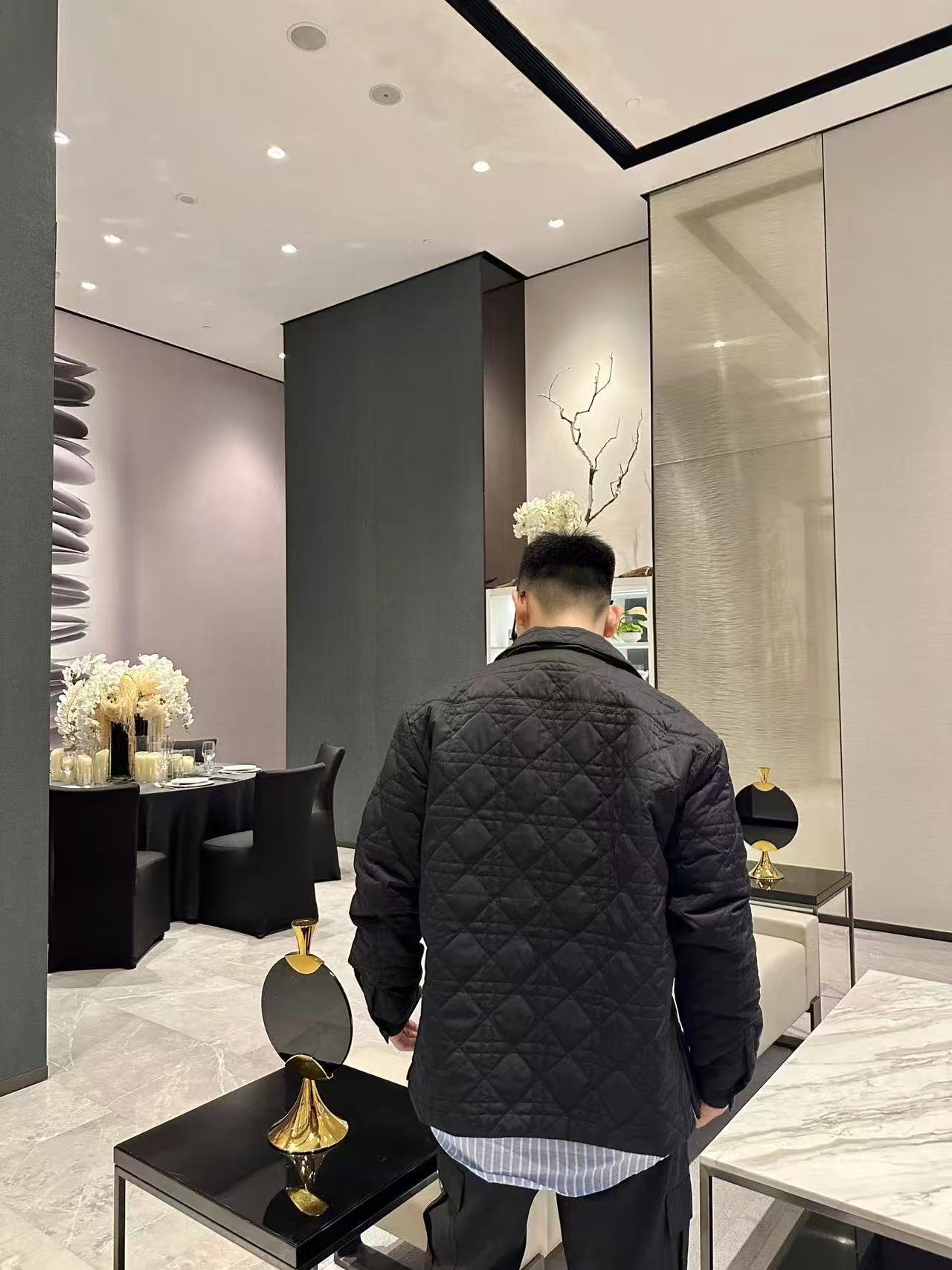 。DIOR饰刺绣章衬衫式外套面料选择：选用100%聚酯纤维通过微纤维化处理之后，单根纤维变得极细，大大增