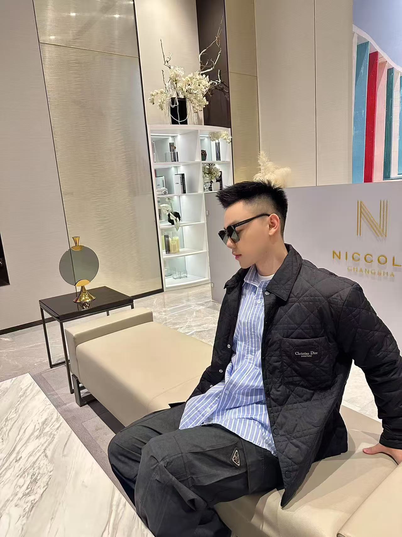 。DIOR饰刺绣章衬衫式外套面料选择：选用100%聚酯纤维通过微纤维化处理之后，单根纤维变得极细，大大增