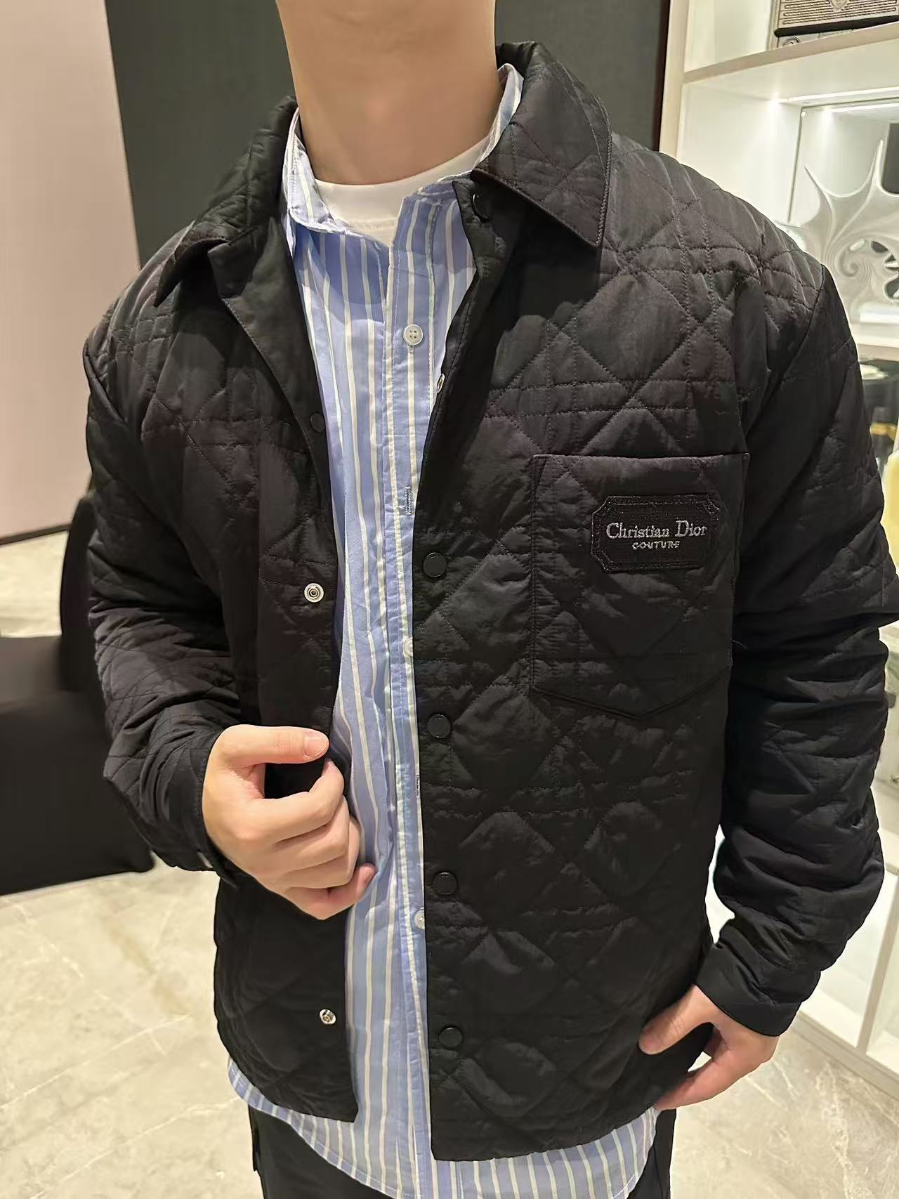 。DIOR饰刺绣章衬衫式外套面料选择：选用100%聚酯纤维通过微纤维化处理之后，单根纤维变得极细，大大增