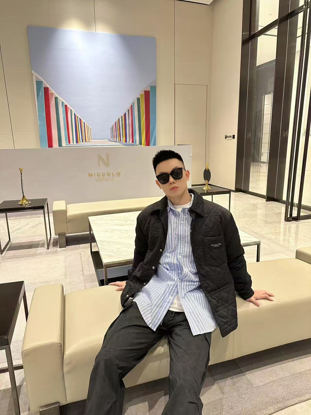 。DIOR饰刺绣章衬衫式外套面料选择：选用100%聚酯纤维通过微纤维化处理之后，单根纤维变得极细，大大增