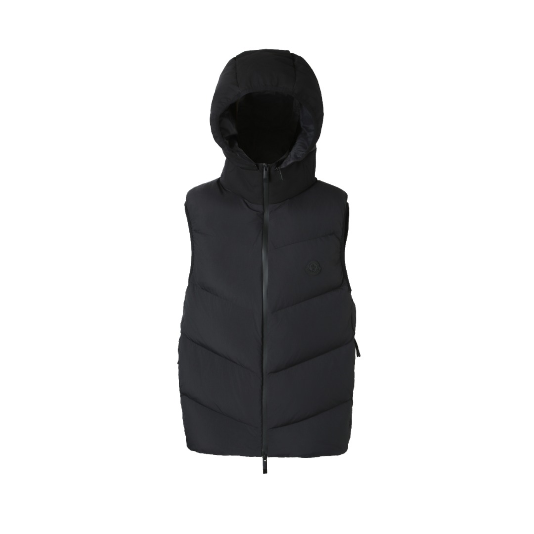 羽绒服-。MONCLER饰章连帽羽绒马甲面料选择：选用100%锦纶制成的尼龙面料，通过先进的纺织技术，编