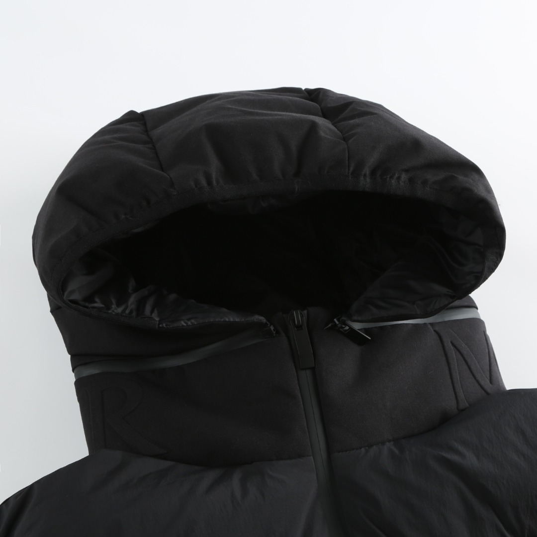 羽绒服-。MONCLER饰章连帽羽绒马甲面料选择：选用100%锦纶制成的尼龙面料，通过先进的纺织技术，编