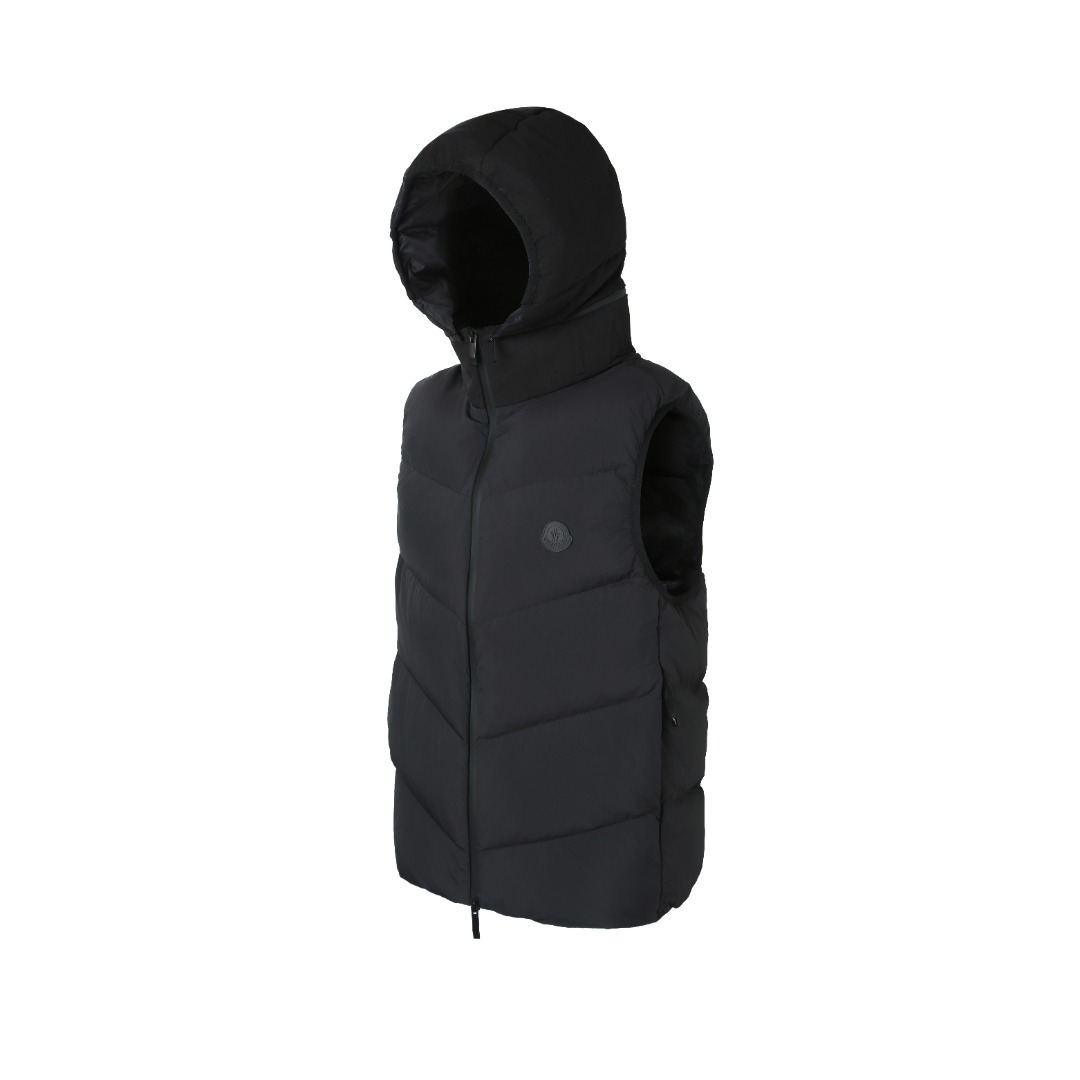 羽绒服-。MONCLER饰章连帽羽绒马甲面料选择：选用100%锦纶制成的尼龙面料，通过先进的纺织技术，编