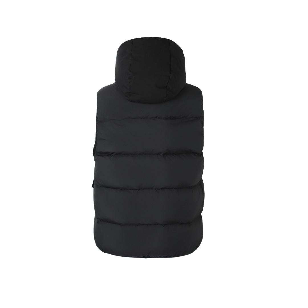 羽绒服-。MONCLER饰章连帽羽绒马甲面料选择：选用100%锦纶制成的尼龙面料，通过先进的纺织技术，编