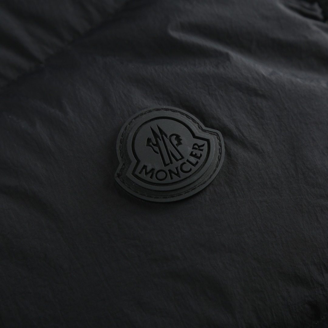 羽绒服-。MONCLER饰章连帽羽绒马甲面料选择：选用100%锦纶制成的尼龙面料，通过先进的纺织技术，编
