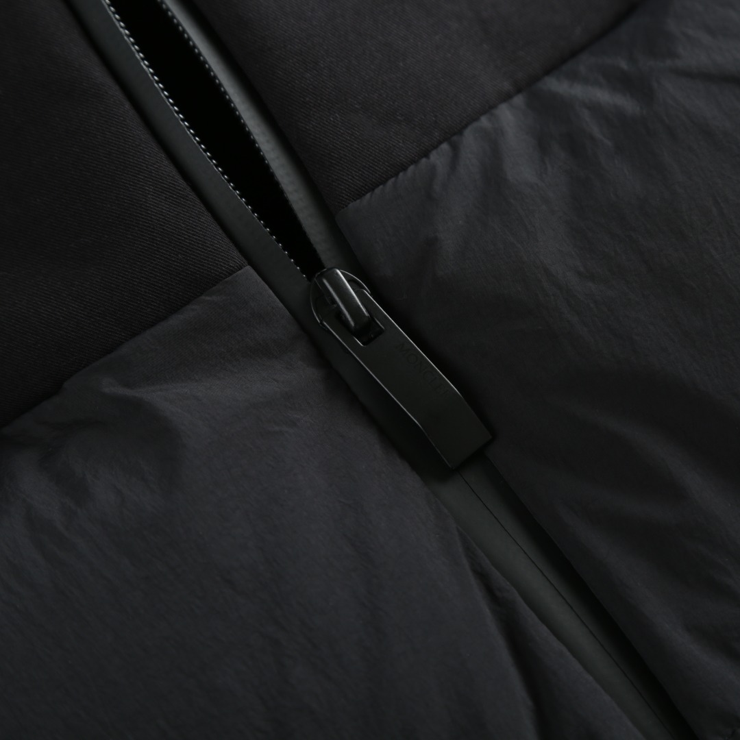 羽绒服-。MONCLER饰章连帽羽绒马甲面料选择：选用100%锦纶制成的尼龙面料，通过先进的纺织技术，编