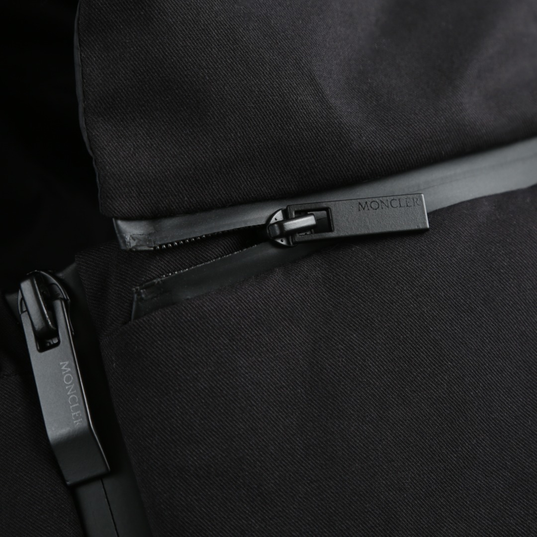 羽绒服-。MONCLER饰章连帽羽绒马甲面料选择：选用100%锦纶制成的尼龙面料，通过先进的纺织技术，编