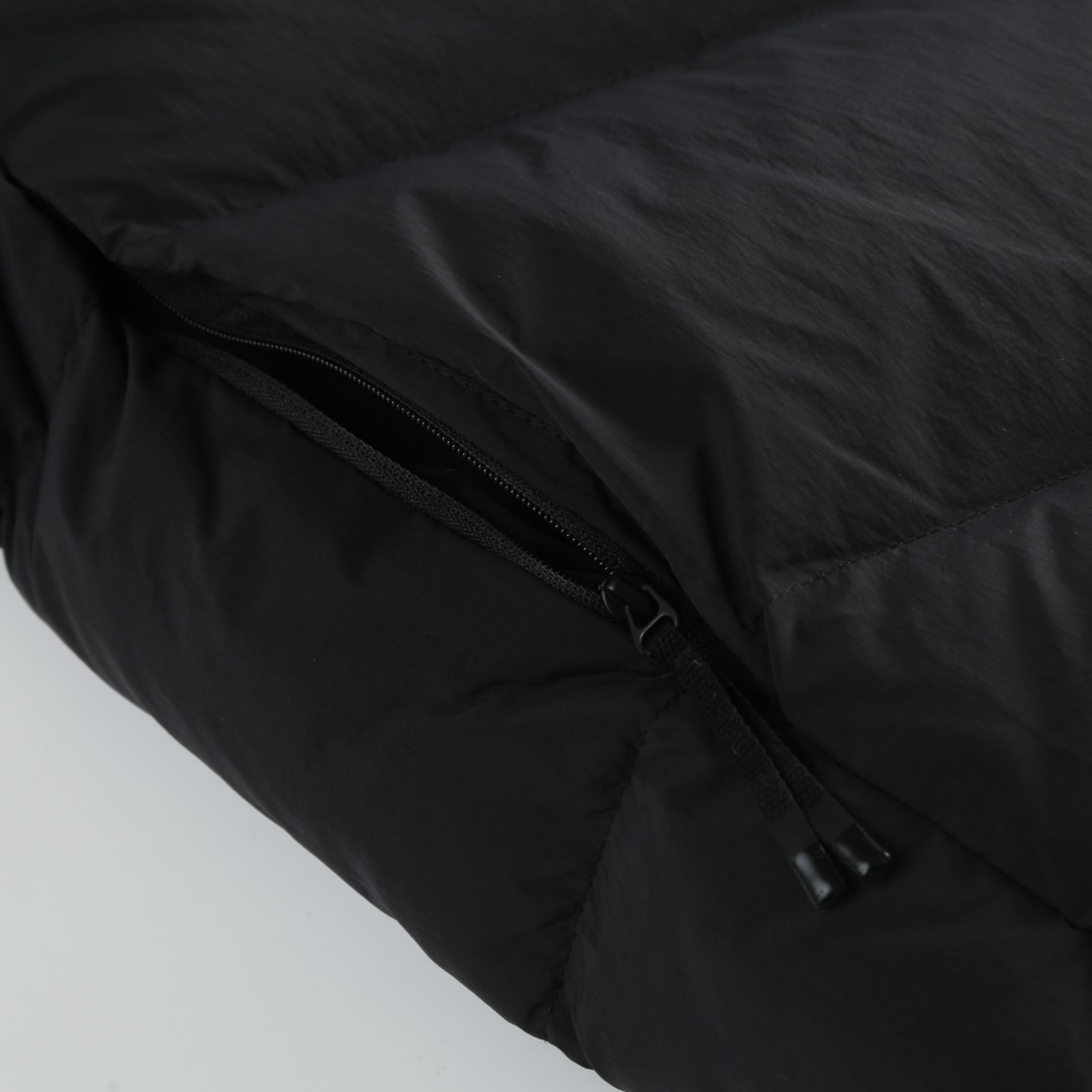 羽绒服-。MONCLER饰章连帽羽绒马甲面料选择：选用100%锦纶制成的尼龙面料，通过先进的纺织技术，编