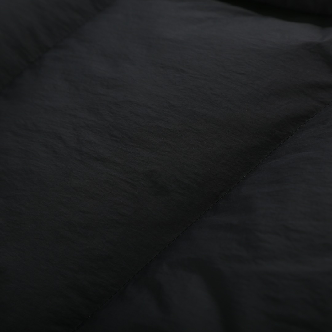 羽绒服-。MONCLER饰章连帽羽绒马甲面料选择：选用100%锦纶制成的尼龙面料，通过先进的纺织技术，编