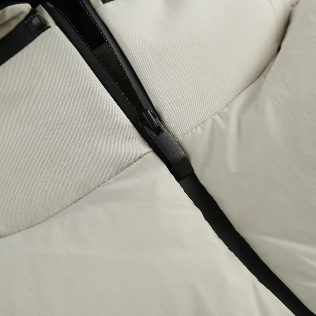 羽绒服-。MONCLER饰章连帽羽绒马甲面料选择：选用100%锦纶制成的尼龙面料，通过先进的纺织技术，编
