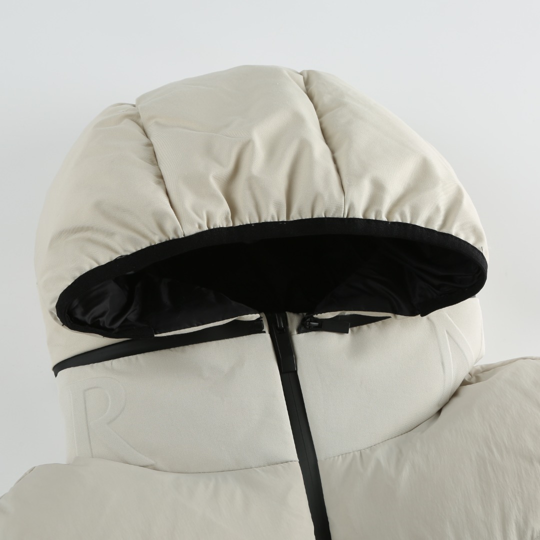羽绒服-。MONCLER饰章连帽羽绒马甲面料选择：选用100%锦纶制成的尼龙面料，通过先进的纺织技术，编