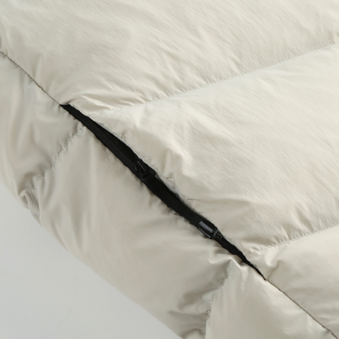 羽绒服-。MONCLER饰章连帽羽绒马甲面料选择：选用100%锦纶制成的尼龙面料，通过先进的纺织技术，编