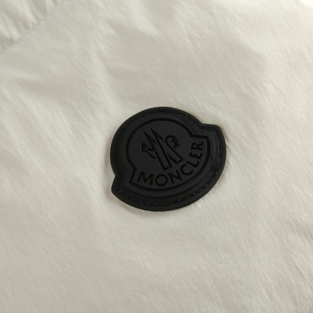 羽绒服-。MONCLER饰章连帽羽绒马甲面料选择：选用100%锦纶制成的尼龙面料，通过先进的纺织技术，编