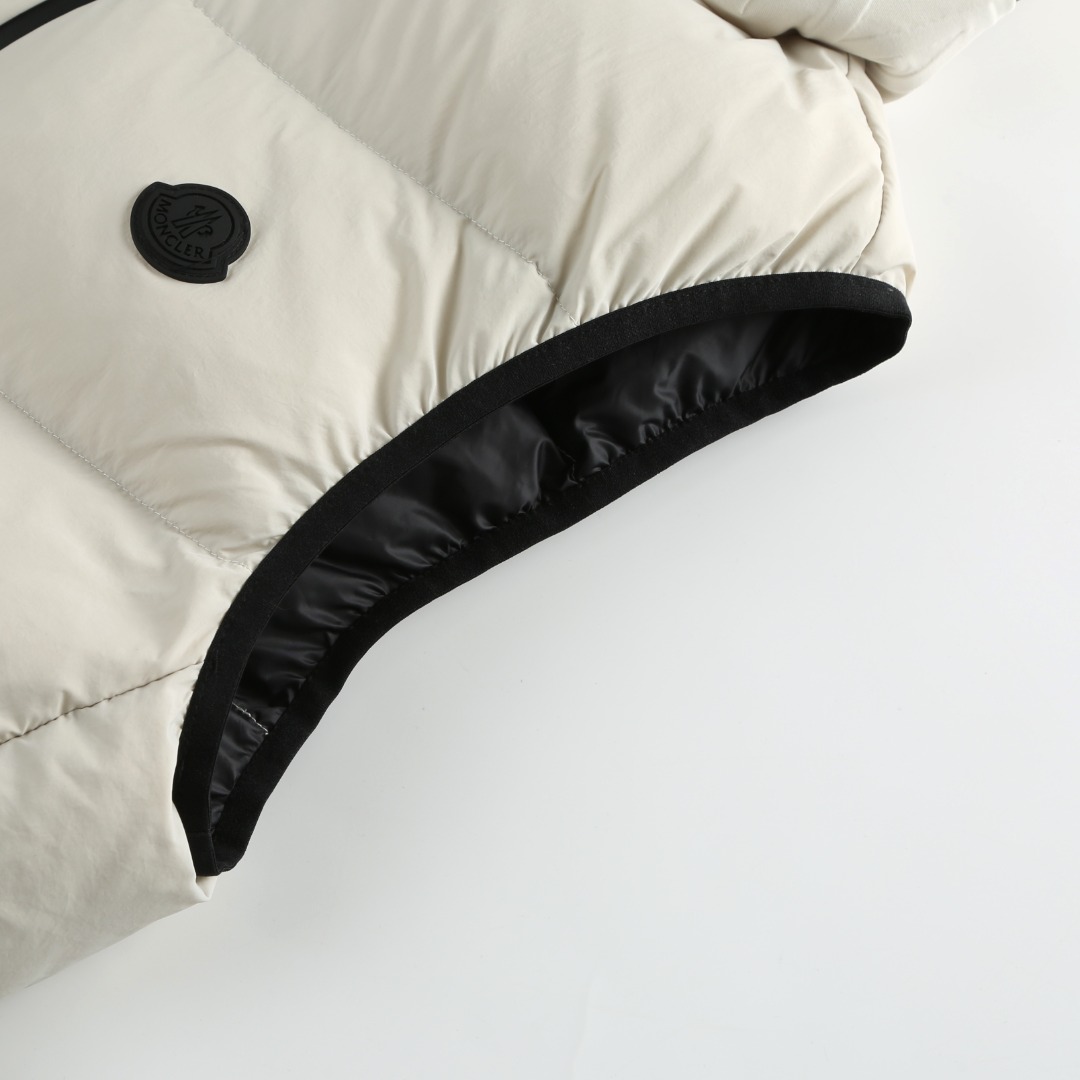 羽绒服-。MONCLER饰章连帽羽绒马甲面料选择：选用100%锦纶制成的尼龙面料，通过先进的纺织技术，编