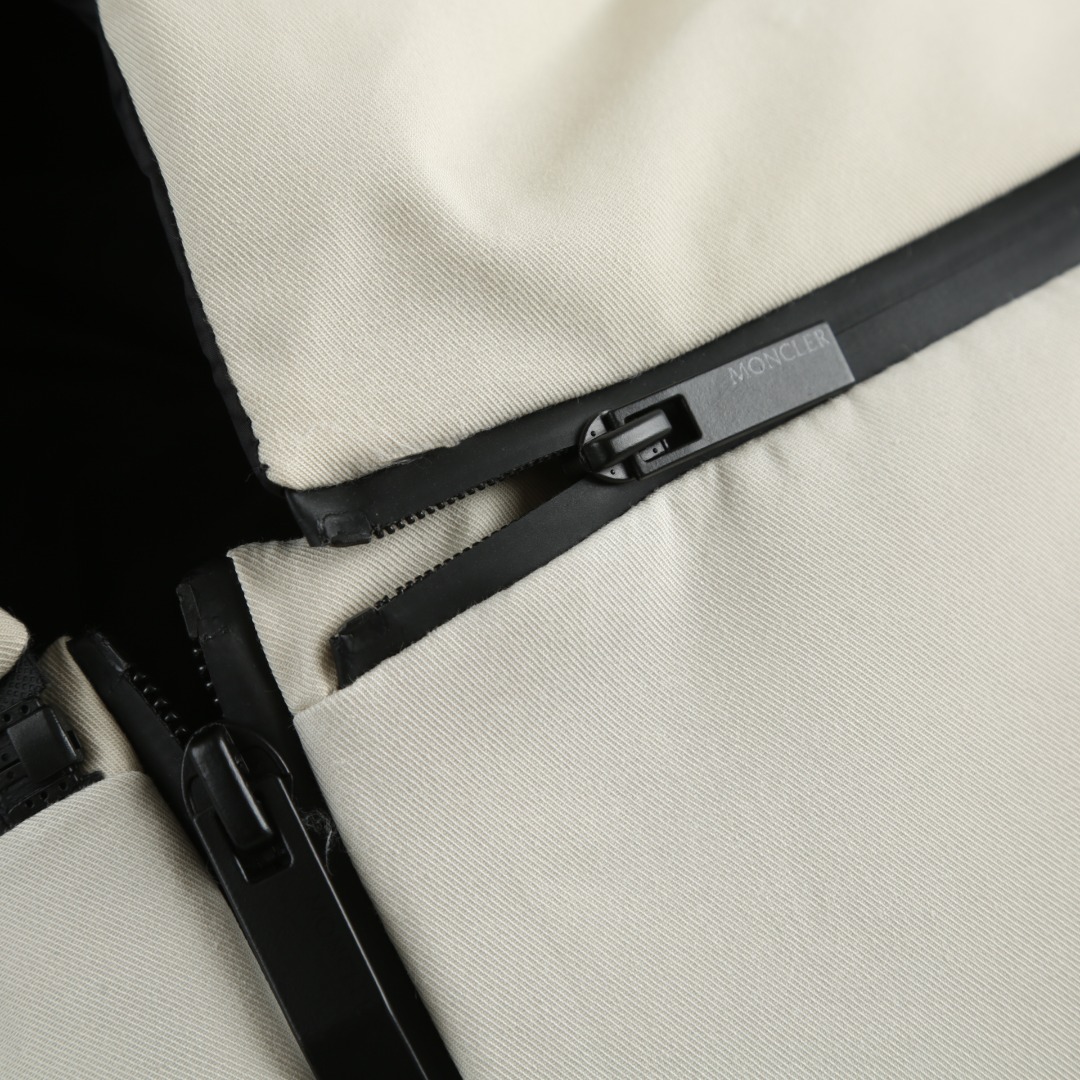 羽绒服-。MONCLER饰章连帽羽绒马甲面料选择：选用100%锦纶制成的尼龙面料，通过先进的纺织技术，编