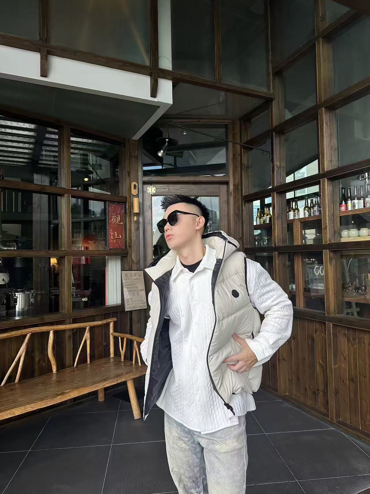 羽绒服-。MONCLER饰章连帽羽绒马甲面料选择：选用100%锦纶制成的尼龙面料，通过先进的纺织技术，编