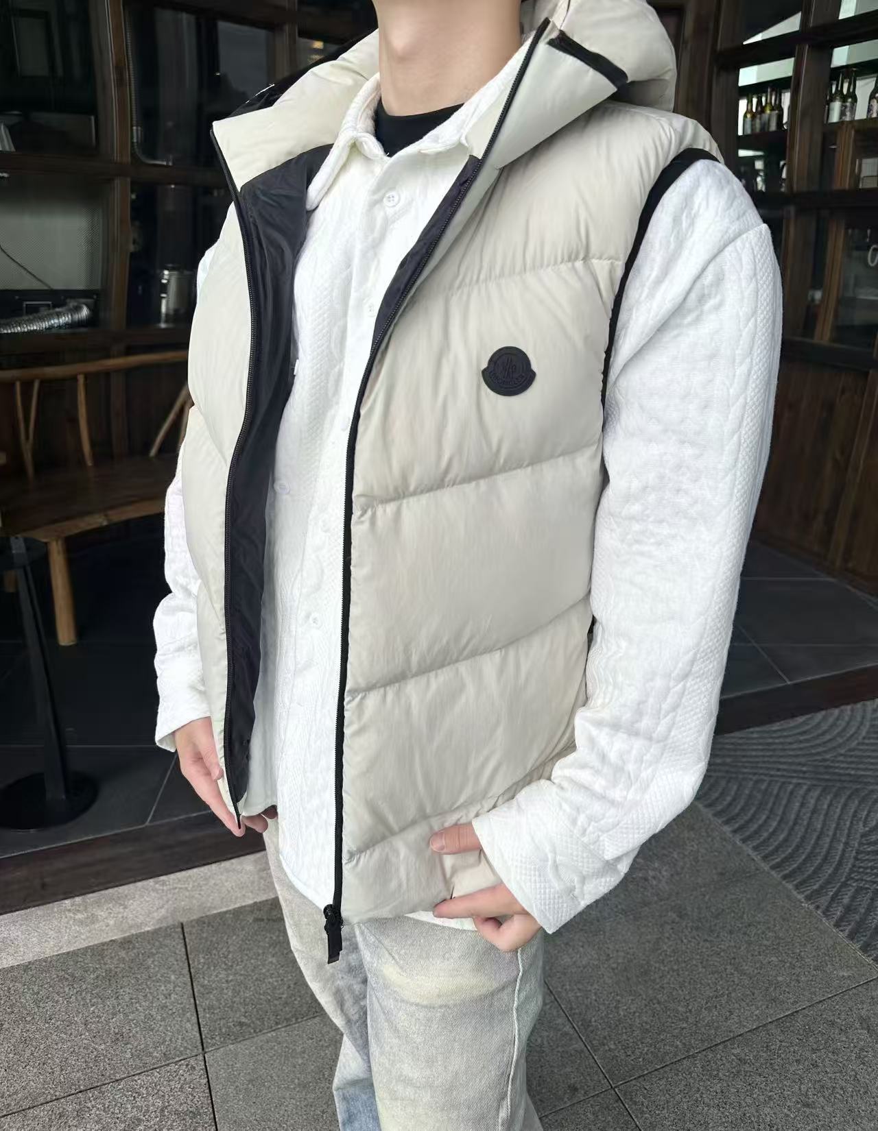 羽绒服-。MONCLER饰章连帽羽绒马甲面料选择：选用100%锦纶制成的尼龙面料，通过先进的纺织技术，编