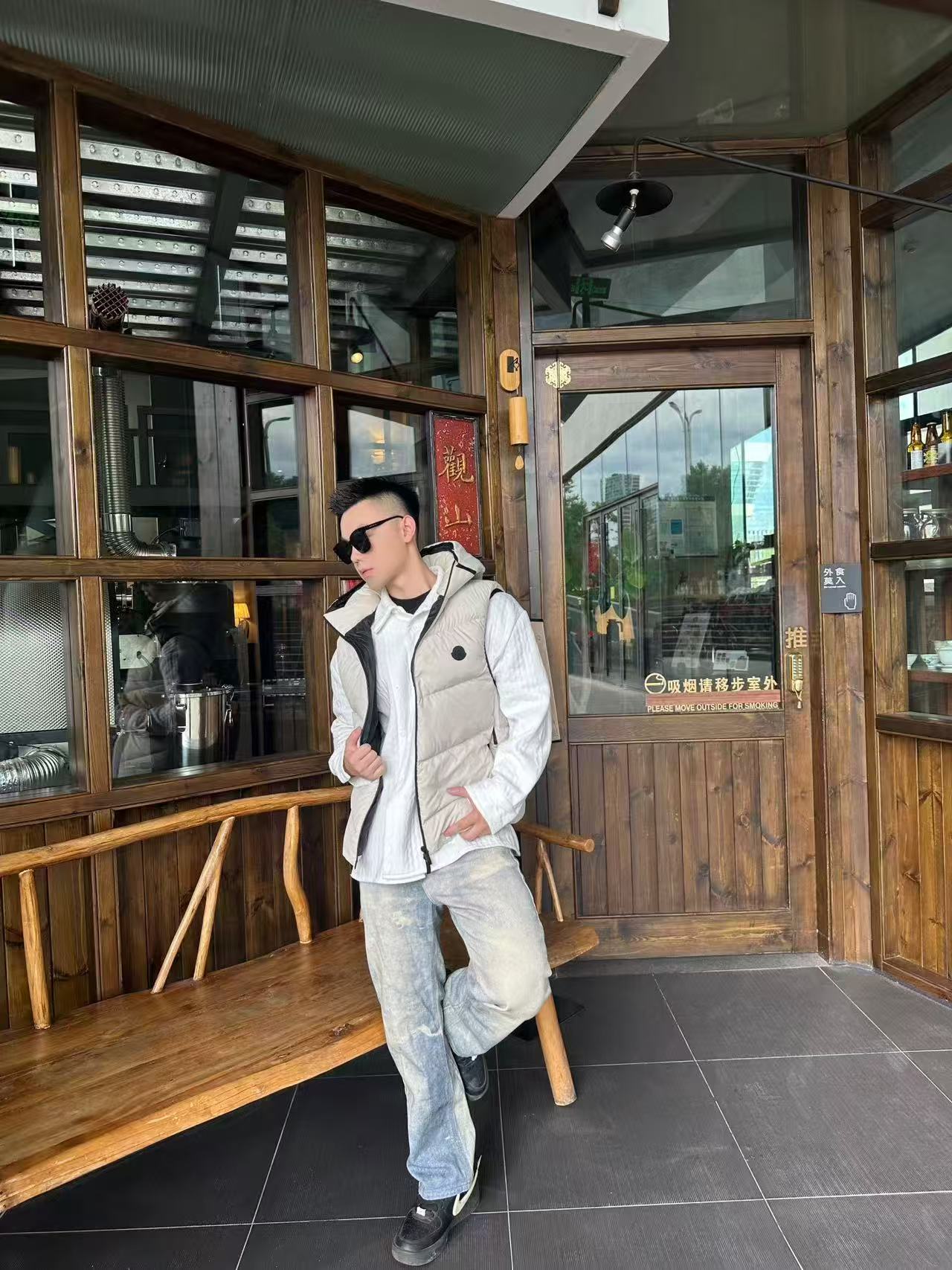 羽绒服-。MONCLER饰章连帽羽绒马甲面料选择：选用100%锦纶制成的尼龙面料，通过先进的纺织技术，编