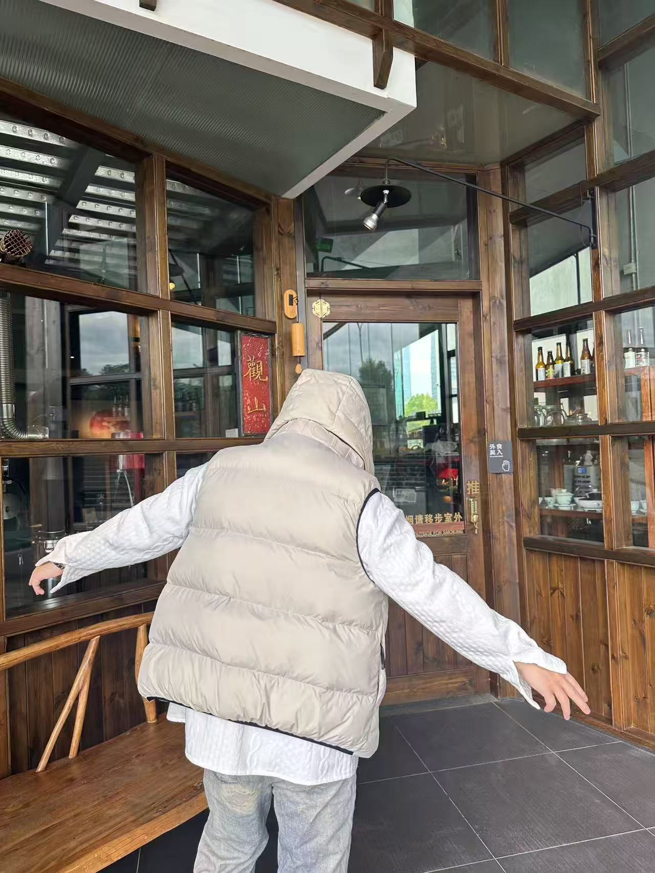 羽绒服-。MONCLER饰章连帽羽绒马甲面料选择：选用100%锦纶制成的尼龙面料，通过先进的纺织技术，编