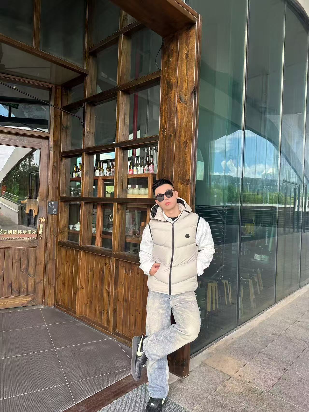 羽绒服-。MONCLER饰章连帽羽绒马甲面料选择：选用100%锦纶制成的尼龙面料，通过先进的纺织技术，编