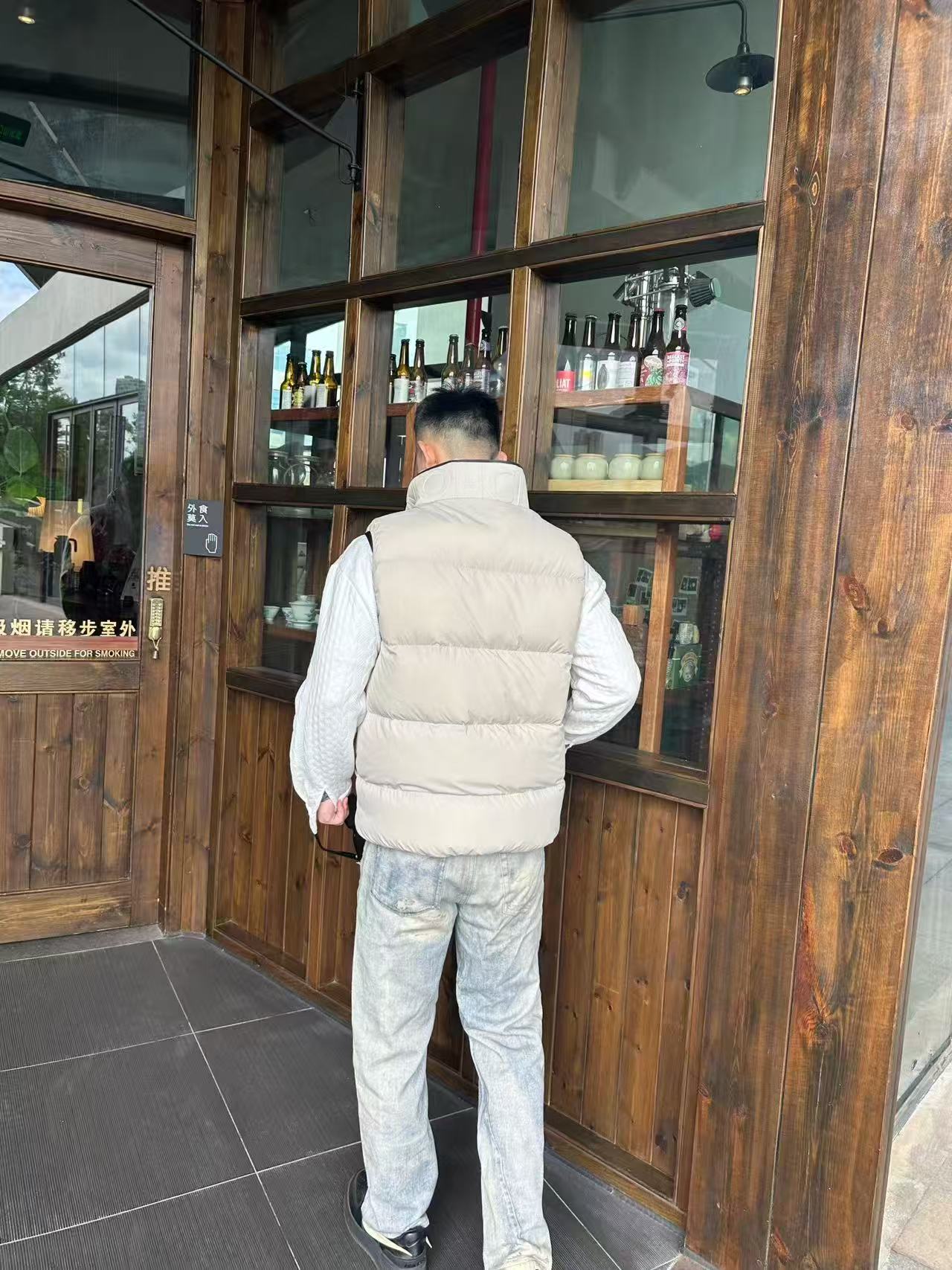 羽绒服-。MONCLER饰章连帽羽绒马甲面料选择：选用100%锦纶制成的尼龙面料，通过先进的纺织技术，编