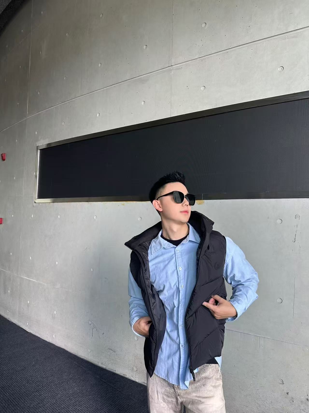 羽绒服-。MONCLER饰章连帽羽绒马甲面料选择：选用100%锦纶制成的尼龙面料，通过先进的纺织技术，编