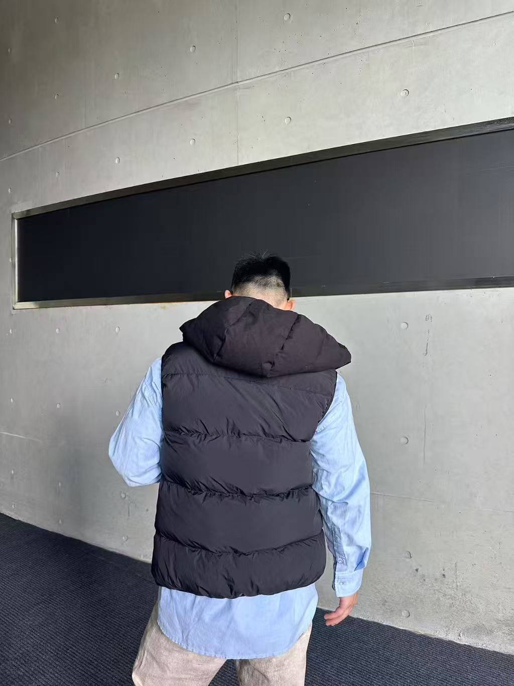 羽绒服-。MONCLER饰章连帽羽绒马甲面料选择：选用100%锦纶制成的尼龙面料，通过先进的纺织技术，编