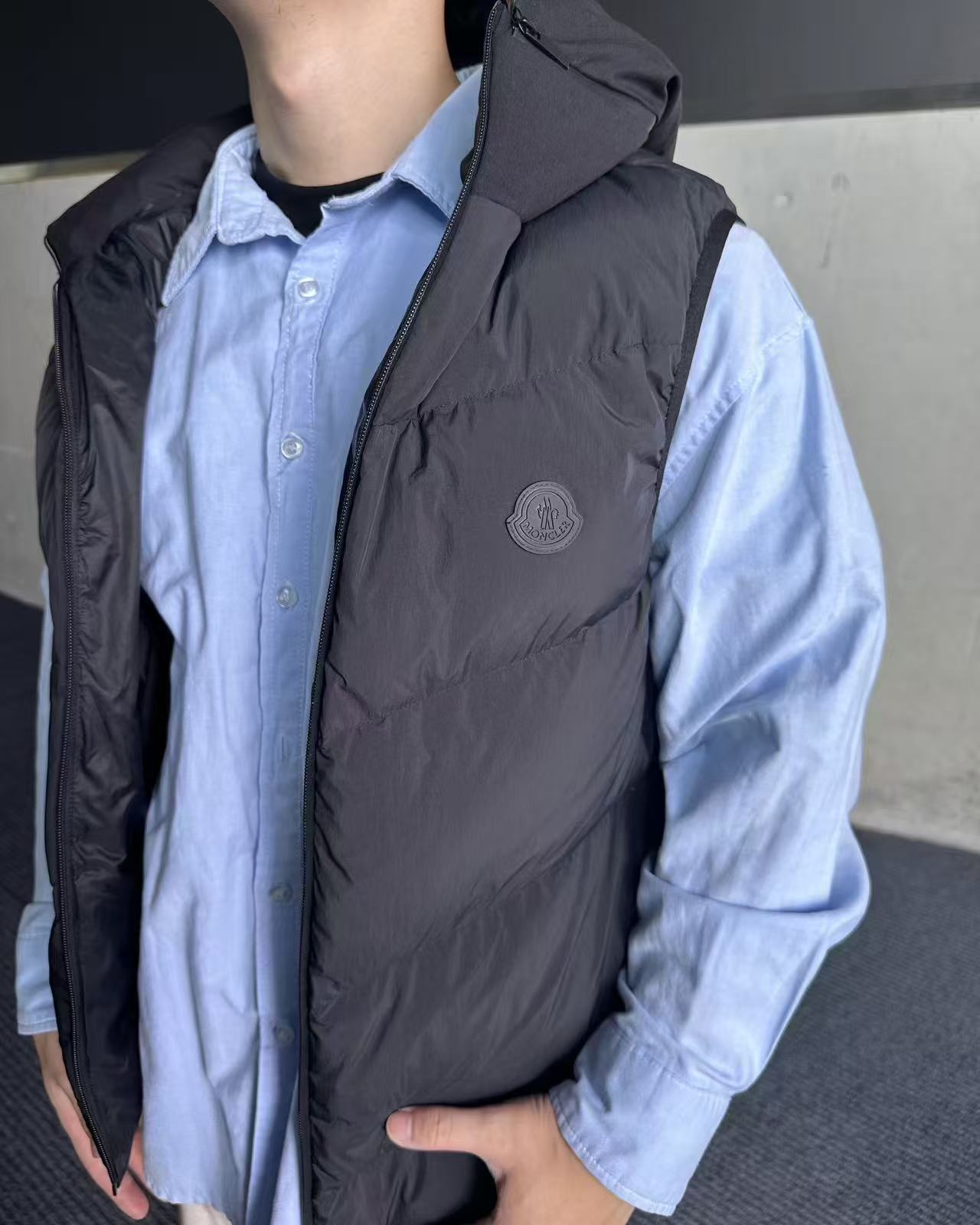 羽绒服-。MONCLER饰章连帽羽绒马甲面料选择：选用100%锦纶制成的尼龙面料，通过先进的纺织技术，编