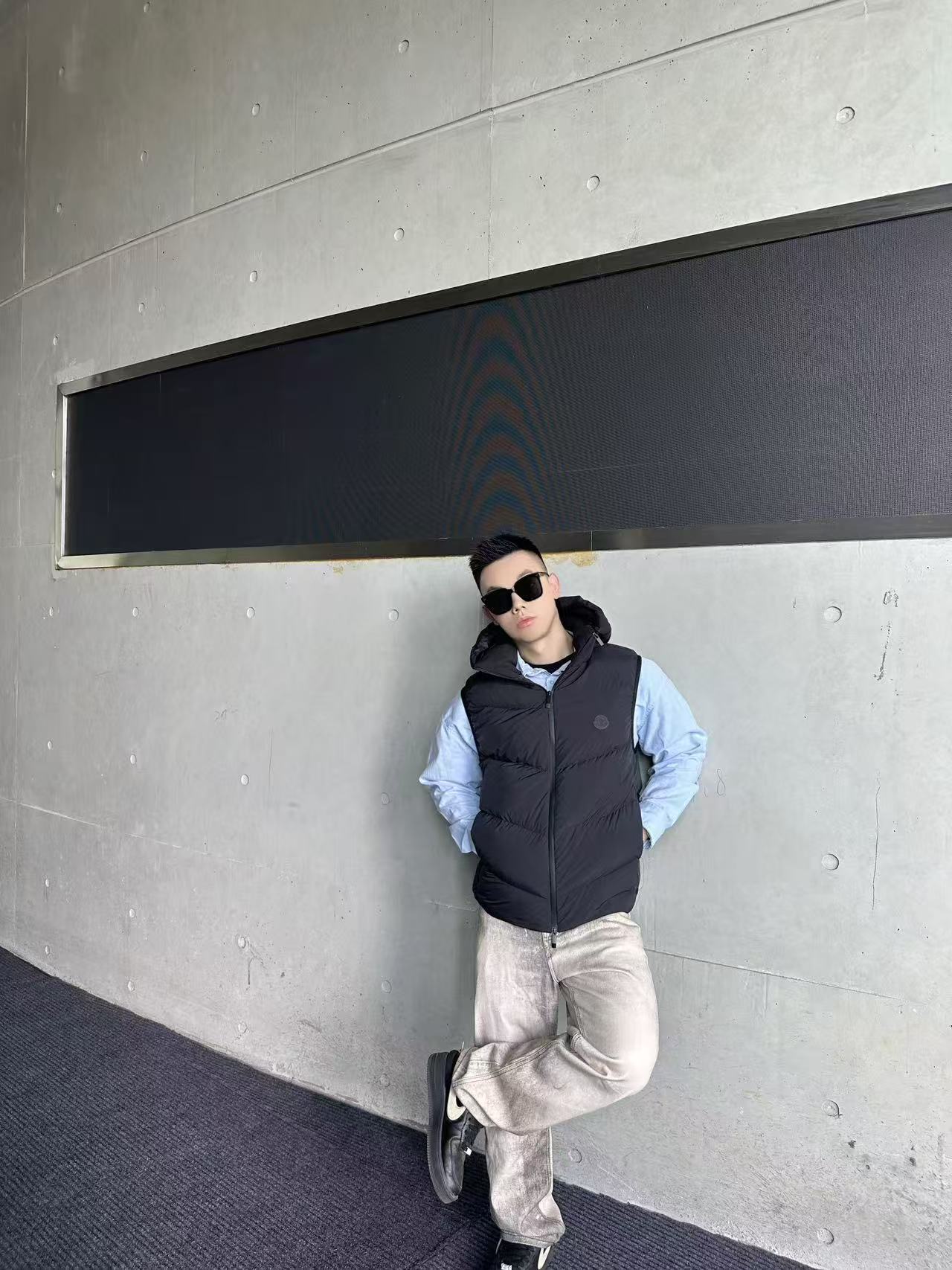 羽绒服-。MONCLER饰章连帽羽绒马甲面料选择：选用100%锦纶制成的尼龙面料，通过先进的纺织技术，编