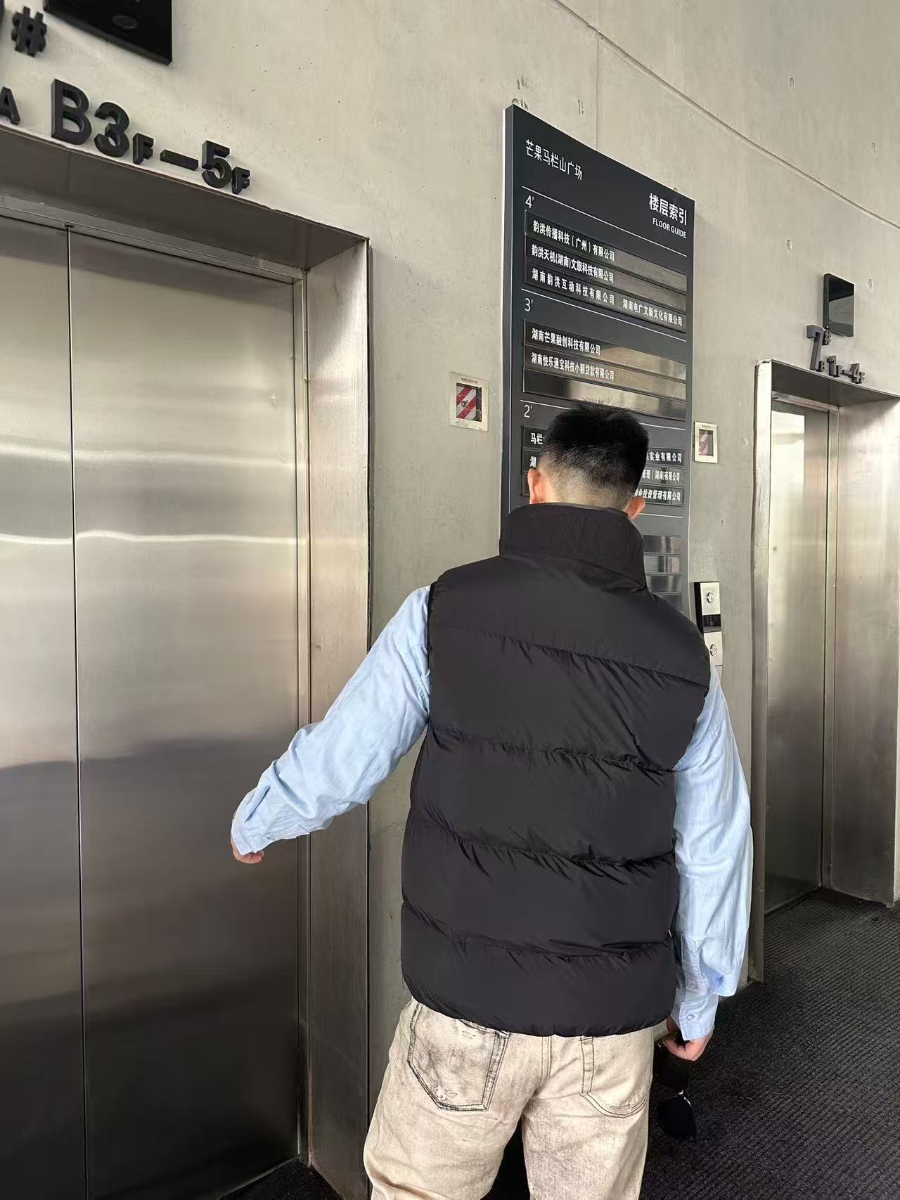 羽绒服-。MONCLER饰章连帽羽绒马甲面料选择：选用100%锦纶制成的尼龙面料，通过先进的纺织技术，编