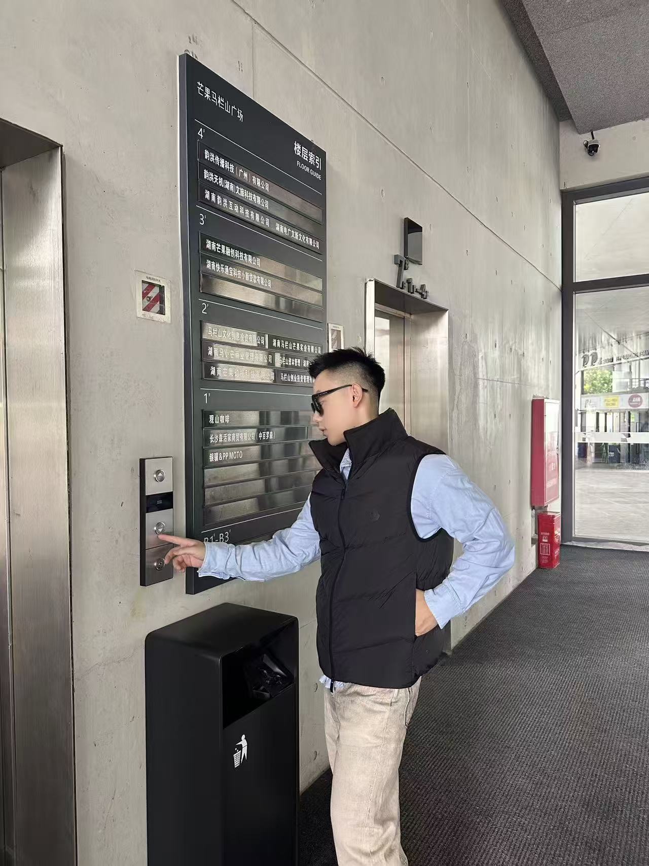 羽绒服-。MONCLER饰章连帽羽绒马甲面料选择：选用100%锦纶制成的尼龙面料，通过先进的纺织技术，编