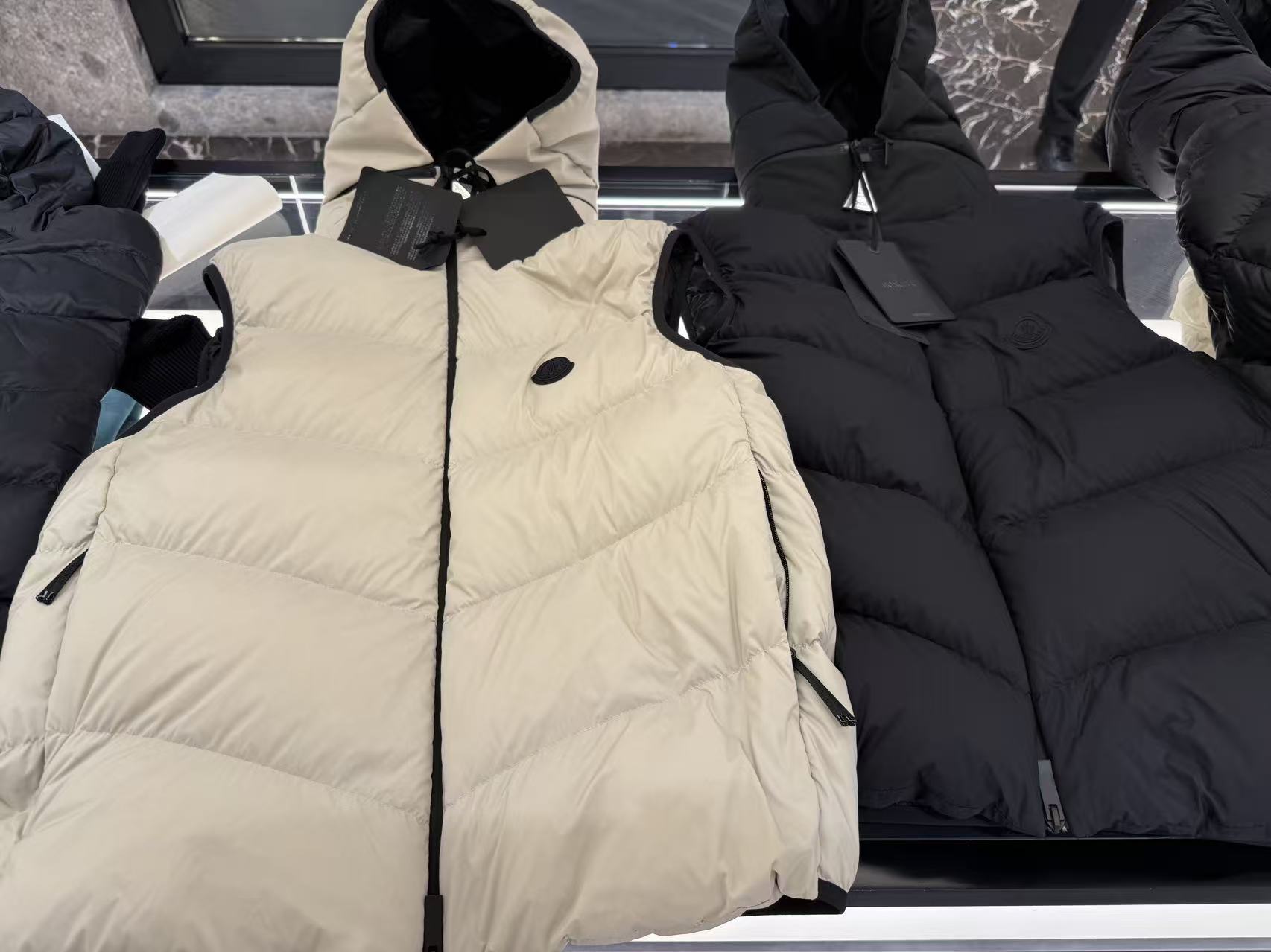 羽绒服-。MONCLER饰章连帽羽绒马甲面料选择：选用100%锦纶制成的尼龙面料，通过先进的纺织技术，编