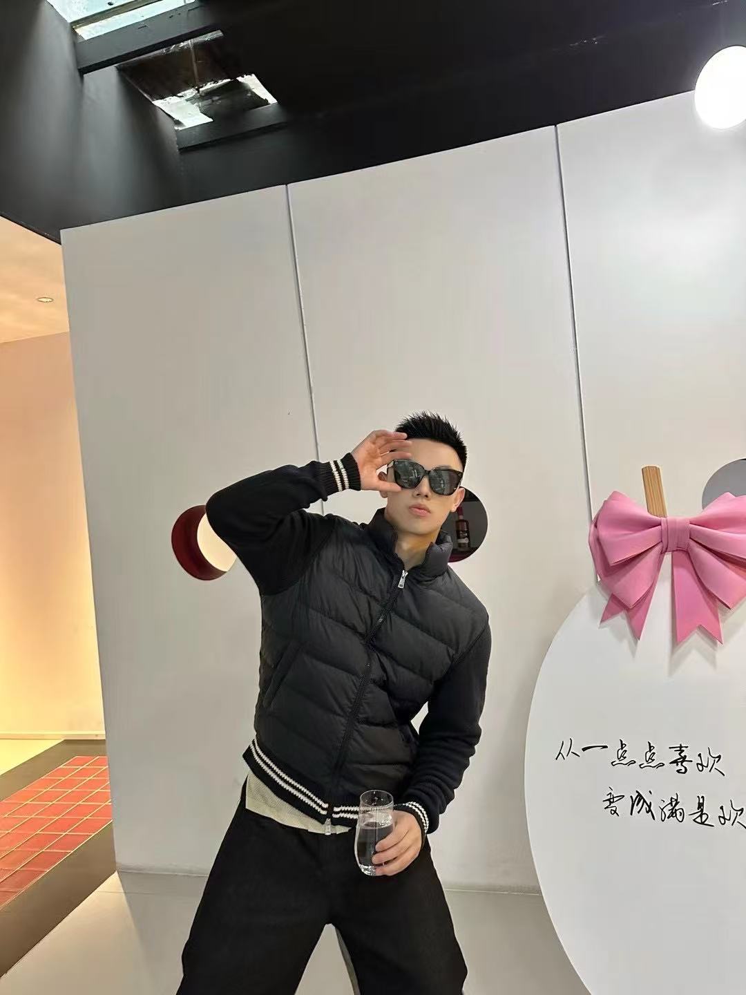 NO:566085,Down Jacket - Moncler Woolen Spliced Down Jacket Fabric Selection The front fabric is made of high-density woven polyester fiber, with a thickness of 0.08mm to avoid increasing the overall weight and being smooth. The high-density woven structure forms a wind resistance layer to protect the thermal efficiency of the thermal layer from loss. It can withstand the expansion pressure of down and prevent deformation and damage after long-term use. The splicing design of the sweater and down jacket not only retains the thermal performance of the down jacket, but also incorporates the fashion elements of the sweater, making the overall garment practical and fashionable. The material is famous for its high-quality white duck down filling, which has a down filling capacity of 110g and has excellent thermal insulation effect. At the same time, the sweater is made of natural fibers such as wool and cashmere, which is soft, comfortable and skin-friendly. The splicing of the sweater and down jacket is carefully processed to ensure comfortable wearing and is not prone to threading or velvet running. The high collar design not only provides excellent thermal insulation, but also adds a unique sense of fashion, allowing the wearer to maintain style in the cold season. The stripes on the cuffs and hem are like bright brush strokes, embellished on the navy blue down jacket, injecting vitality and dynamics into the overall shape, making the clothing more eye-catching. Accessories One-to-one customized zipper pullers One-to-one customized badges Size: 1 2 3 4,,sweaters,down jacket,alexander wang19860909羽绒服-.Moncler毛织拼接羽绒服 面料选择 前身面料采用聚酯纤维高密编织而成,0.08mm厚度避免增加整体重量且顺滑,高密编织结构形成风阻层,保护保暖层热效率不流失,同时可承受羽绒膨胀压力,防止长期使用后变形破损. 毛衣与羽绒服的拼接设计,既保留了羽绒服的保暖性能,又融入了毛衣的时尚元素,使服装整体既实用又时尚. 材质优质以高质量白鸭绒填充著称,充绒量达110g,保暖效果极佳.同时,毛衣部分采用羊毛、羊绒等天然纤维材质,柔软舒适,亲肤性好. 毛衣与羽绒服的拼接处理精细,确保穿着舒适,且不易脱线、跑绒. 高领设计不仅提供了出色的保暖效果,更增添了一份独特的时尚感,让穿着者在寒冷的季节里也能保持风度. 条纹装饰袖口与下摆的条纹如同明亮的笔触,点缀在藏青色的羽绒服上,为整体造型注入了活力与动感,使服装更加引人注目. 辅料一比一定制拉链头 一比一定制徽章 Size: 1 2 3 4,,sweaters,down jacket,alexander wang,Men's clothing