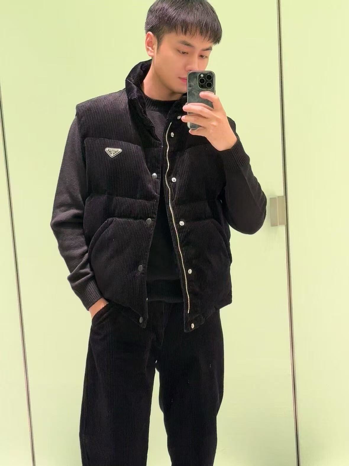 NO:566076,Down Jacket - PRADA Corduroy Down Vest Fabric Selection: The corduroy fabric made of cotton fiber has obvious vertical stripes on the surface. It is soft and three-dimensional to the touch. It also has warmth and durability, strong color expression, and a retro and fashionable temperament. High-quality filling: 90 white duck down is used to fill it fully and evenly, with a weight of 170g, ensuring good thermal insulation performance. High standards: Corduroy is produced as a pain point in production.  The fabric has poor lightness and smooth wool, and the loss is very large. There is no need to worry about color difference when the fabric is custom-woven and dyed. There is no doubt about the drape after the fabric density is in place. From the texture, feel, hanging, alloy version, accessories, one-to-one customized triangle label, one-to-one customized buttons, one-to-one customized zipper puller, one-to-one customized hem elastic buckle, color, navy blue and black SIZE: S M L   XL,,prada,down jacket,alexander wang19860909羽绒服-.PRADA灯芯绒羽绒马甲 面料选择 选用棉纤维打造的灯芯绒面料,表面有明显得到纵向条纹,触感柔软且富有立体感,同时又具有保暖性和耐用性,色彩表现力强,自带复古时尚的气质. 高品质填充物 采用90白鸭绒填充饱满且均匀,克重达170g,保证了良好的保暖性能. 高标准: 灯芯绒为生产痛点 所产生的 面料光差 顺毛差 损耗非常大 面料定织定染不用担心色差问题 面料密度到位后垂感也是毋庸置疑 从质感 手感 吊打 合金版本 辅料一比一定制三角标 一比一定制纽扣 一比一定制拉链头 一比一定制下摆松紧扣 颜色 藏青和黑色  SIZE:S M L XL,,prada,down jacket,alexander wang,Men's clothing