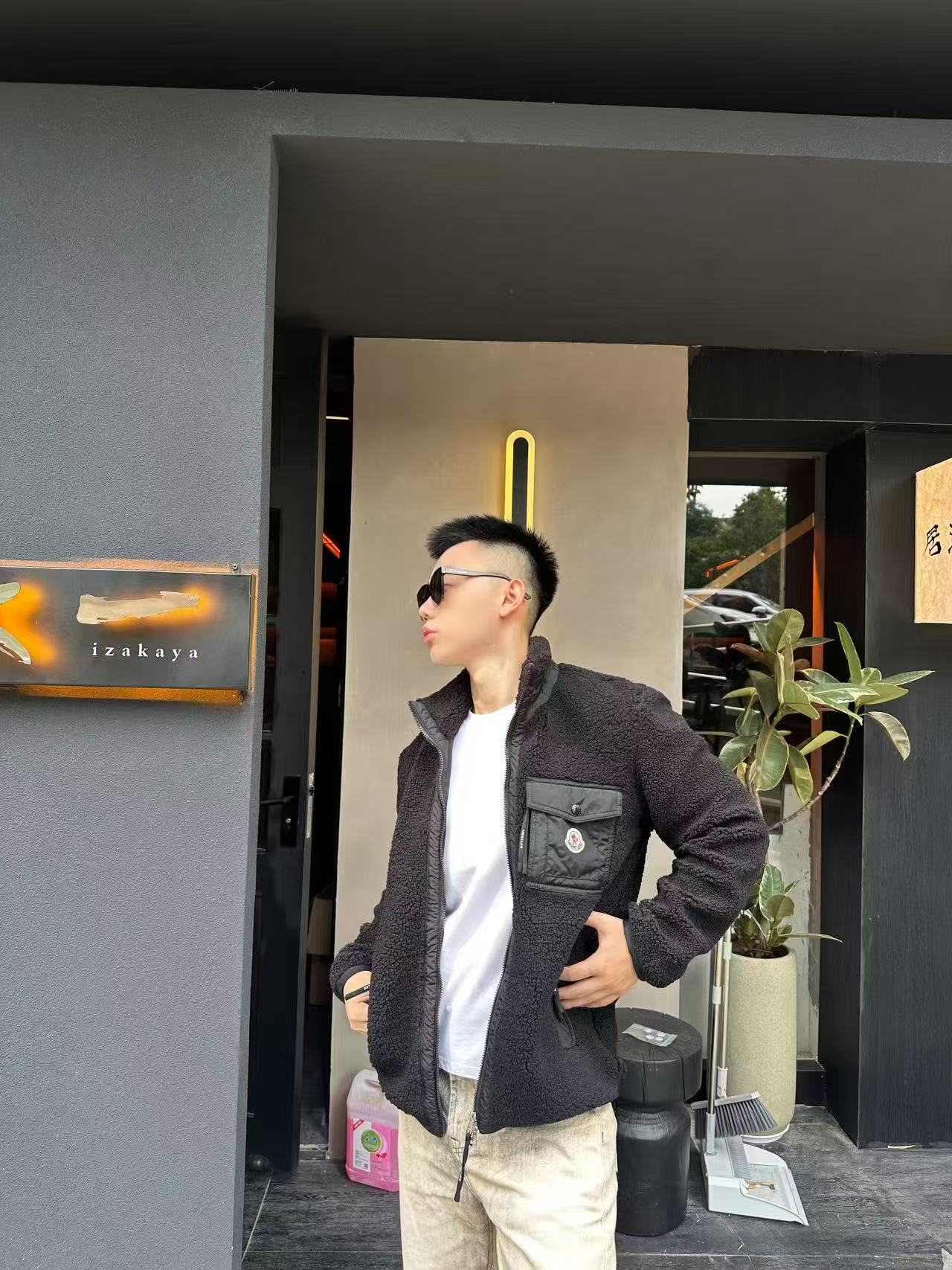 NO:566080,.MONCLER Emblem Suede Jacket Fabric Selection: The sheep's wool fabric made of polyester fiber is woven through high-tech processing. The surface has a layer of fine, dense fluff, which feels very smooth when touching the skin and has excellent skin-friendly properties. The suede can fix a layer of still air to form a good insulation layer and has excellent thermal insulation effect. Because of its hollow fiber characteristics, although it keeps warm, it does not hinder the lightness of the overall quality. Details  The neckline, front placket, side pockets, and chest patch pockets are all embellished with nylon fabrics of the same color to create a visual layering. Elastic cuffs and hems are used for decoration, cleverly balancing practicality and beauty. Accessories One-to-one customized zipper pendants One-to-one customized badges One-to-one customized pocket snaps SIZE: S M L XL,,jackets & coats,alexander wang19860909.MONCLER饰章绒面外套 面料选择 选用聚酯纤维通过高科技加工编制成的羊妃绒面料,表面有一层细腻、绒密的绒毛,接触皮肤时感觉非常顺滑,亲肤性俱佳.绒面可以固定住一层静止空气,形成良好的隔热层,保暖效果卓越.因其纤维中空特性,虽然保暖,但并不妨碍整体质量的轻盈. 细节 领口,前襟,侧插袋口,胸贴袋袋体均选用同色系尼龙面料点缀,形成视觉上的层次感. 采用弹性袖口和下摆装饰,巧妙平衡实用性和美观度. 辅料一比一定制拉链吊坠 一比一定制徽章 一比一定制口袋按扣 SIZE: S M L XL,,jackets & coats,alexander wang,Men's clothing