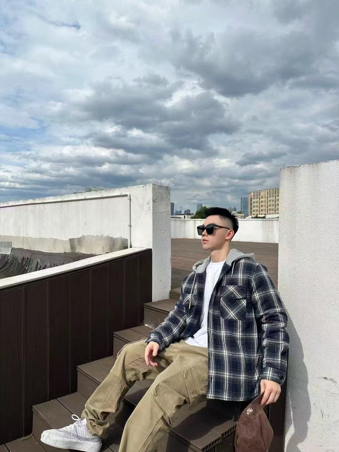 NO:570098,.eline plaid cashmere hooded jacket is made of high-quality cashmere fabric. Cashmere is famous for its softness, warmth and lightness, providing the wearer with excellent comfort and thermal performance. Unique details The unique hooded element of the hood design is both practical and beautiful, providing extra warmth to the wearer while also increasing the overall sense of layering. Plaid pattern, as a classic element, combined with cashmere fabric, makes the whole piece of clothing visually richer and more layered. The navy blue color makes the whole piece of clothing look more youthful, fashionable and advanced. Style and tailoring According to Celine's consistent design concept, this jacket-style shirt has a crisp shape and a well-fitting cut, which can well modify the body lines and show the elegance of the wearer. The process uses glue printing to present the letter pattern on the fabric. The scraper pressure is even and the glue is printed in 5 times to ensure that the glue is fully penetrated and covered. After curing at high temperature, the pigment is firmly combined with the cotton fiber. The ink absorption and penetration characteristics of the cotton fiber make the pattern less likely to fall off due to friction. Accessories One-to-one customized drawstring head One-to-one customized buttons Navy blue SIZE: 46 48 50 52,,celine,jackets & coats,shirts,hats,alexander wang19860909.eline格纹羊绒连帽外套 面料材质采用高质量的羊绒面料,羊绒以其柔软、保暖和轻盈著称,为穿着者提供卓越的舒适度和保暖性能. 独特细节 连帽设计独特的连帽元素,既实用又美观,为穿着者提供额外的保暖,同时也增加了整体的层次感. 格纹图案格纹作为经典元素,与羊绒面料的结合,使得整件衣物在视觉上更加丰富和有层次感.海军蓝的颜色,使得整件衣物更显年轻时尚与高级. 版型与剪裁根据赛琳一贯的设计理念,这款外套式衬衫的版型挺括,剪裁合身,能够很好地修饰身材线条,展现出穿着者的优雅气质. 工艺通过胶浆印花在面料上呈现字母图案,刮刀压力均匀,分5次刮印确保胶浆充分渗透并覆盖.再通过高温固化后,颜料与棉纤维结合牢固,棉纤维的吸墨渗透特性使图案不易因摩擦导致脱落. 辅料一比一定制抽绳头 一比一定制纽扣  海军蓝 SIZE: 46 48 50 52,,celine,jackets & coats,shirts,hats,alexander wang,Men's clothing