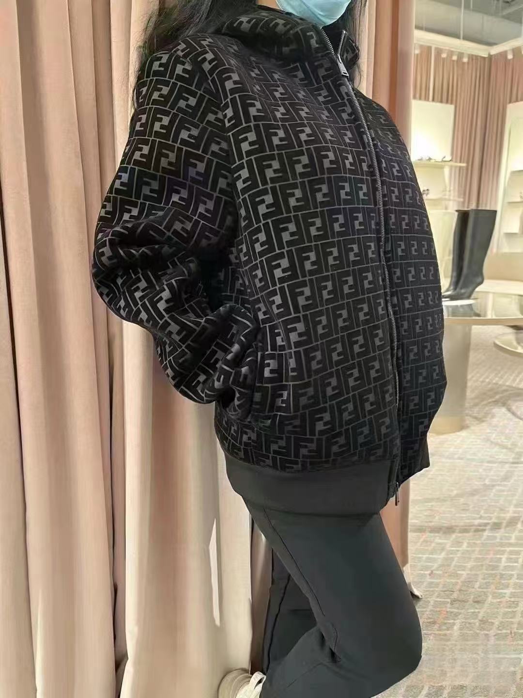 NO:570094,.Fendi All-Print Jacket Fabric Features: The plain weave fabric has the following characteristics: Strong and wear-resistant. Due to the many interweaving points of warp and weft yarns, the plain weave fabric has high fastness and wear resistance. The flat and stiff plain weave fabric has a smooth surface and good stiffness, and is suitable for making clothing components that require a certain shape to be maintained. The interwoven structure of the plain weave fabric with good air permeability allows for better air circulation, making it more breathable and comfortable to wear.  Light and soft Although plain fabric is strong and wear-resistant, its texture is relatively light and soft. Process: Flocking process It uses the principle of electrostatic to adsorb short fibers vertically and evenly to the adhesive-coated base fabric to form a layer of soft fluff. This technology not only increases the thickness and warmth of the fabric, but also gives the fabric a unique touch and visual effect. The surface of the flocked jacket with excellent thermal insulation performance is covered with a layer of fine fluff, which can effectively lock the air and form a thermal insulation layer.   The fluff of the flocked fabric is soft and comfortable to the touch, giving people a skin-friendly and comfortable feeling when wearing it. Beautiful appearance and fashionable flocking jacket. The fluff layer makes the surface of the clothing show a unique texture and luster, which increases the fashion and layering of the jacket. Accessories One-to-one customized zipper puller One-to-one customized three-standard SIZE: 46 48 50 52,,fendi,jackets & coats,alexander wang19860909.Fendi满印外套 面料特点 采用平纹布具有以下特点 坚牢耐磨由于经纬纱交织点较多,使得平纹布具有较高的坚牢度和耐磨性. 平整硬挺平纹布的表面平整,具有较好的硬挺度,适合用于制作需要一定形状保持的服装部件. 透气性好平纹布的交织结构使得空气流通性较好,穿着时更加透气舒适. 轻薄柔软虽然平纹布坚牢耐磨,但其质地相对轻薄柔软. 工艺: 植绒工艺 它利用静电原理,将短纤维垂直均匀地吸附在涂有粘合剂的底布上,形成一层柔软的绒毛.这种技术不仅增加了布料的厚度和保暖性,还赋予了面料独特的触感和视觉效果. 保暖性能优异植绒外套表面覆盖了一层细密的绒毛,这些绒毛能够有效地锁住空气,形成保温层 手感柔软舒适植绒面料的绒毛触感柔和,穿着时能够给人带来亲肤、舒适的感受. 外观美观时尚植绒外套的绒毛层使得衣物表面呈现出独特的纹理和光泽,增加了外套的时尚感和层次感. 辅料一比一定制拉链头 一比一定制三标 SIZE: 46 48 50 52,,fendi,jackets & coats,alexander wang,Men's clothing