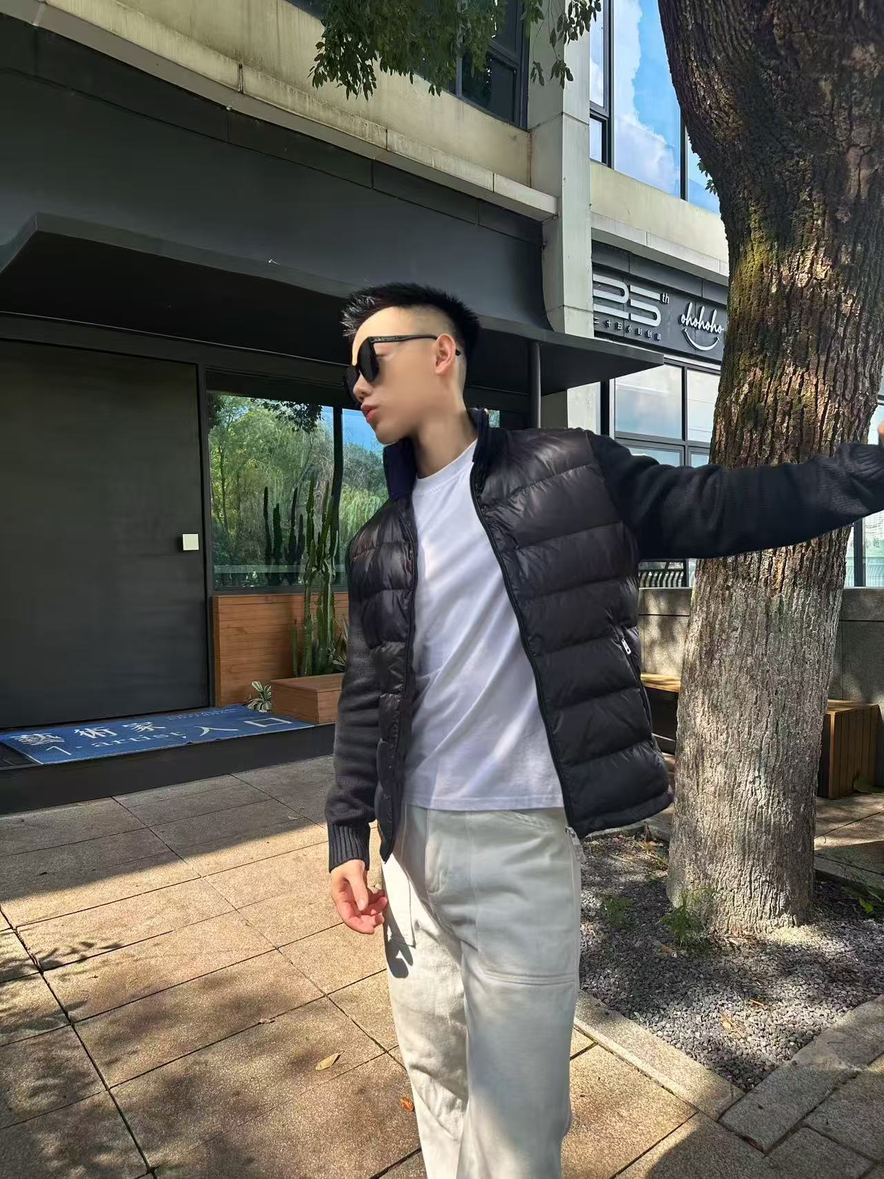 NO:570089,Down Jacket - .MONCLER Quilted Woolen Spliced Down Jacket Fabric Selection The front fabric is made of high-density woven polyester fiber. The thickness of 0.08mm avoids increasing the overall weight and is smooth. The high-density woven structure forms a wind resistance layer to protect the thermal efficiency of the thermal layer from loss. At the same time, it can withstand the expansion pressure of down and prevent deformation and damage after long-term use. 7-needle medium-thick knitted structure  Use thicker yarns to weave woolen fabrics with obvious thickness and weight. The texture is clearly visible, with a rough, retro texture, and a good skeleton feel. It is relatively stiff and can maintain the silhouette of clothing for a long time. At the same time, it provides more still air layers to lock in heat. High-quality filling: High-quality white duck down filling, with a down filling capacity of 130g, which has excellent thermal insulation effect. Details   The three-color trim at the collar draws traditional inspiration and becomes the finishing touch. The smooth pocket zipper opening and closing enhances practicality and beauty. Accessories: one-to-one customized zipper pendant, one-to-one customized MONCLER logo patch, one-to-one customized armband SIZE: 1 2 3 4,,down jacket,alexander wang19860909羽绒服-.MONCLER绗缝毛织拼接羽绒服 面料选择 前身面料采用聚酯纤维高密编织而成,0.08mm厚度避免增加整体重量且顺滑,高密编织结构形成风阻层,保护保暖层热效率不流失,同时可承受羽绒膨胀压力,防止长期使用后变形破损. 7针中厚型性针织结构 使用较粗的纱线,织出有明显厚度和分量感的毛织面料,纹理清晰可见,有一种粗犷、复古的肌理感,且骨架感好,比较挺括,能长久保持衣物的廓形.同时提供了更多的静止空气层,锁住热量. 高品质填充 高质量白鸭绒填充,充绒量达130g,保暖效果极佳. 细节 衣领处的三色饰边,汲取传统灵感,成为点睛之笔.顺滑的口袋拉链开合提升实用性和美感度. 辅料一比一定制拉链吊坠 一比一定制MONCLER标识贴片 一比一定制臂章 SIZE: 1 2 3 4,,down jacket,alexander wang,Men's clothing