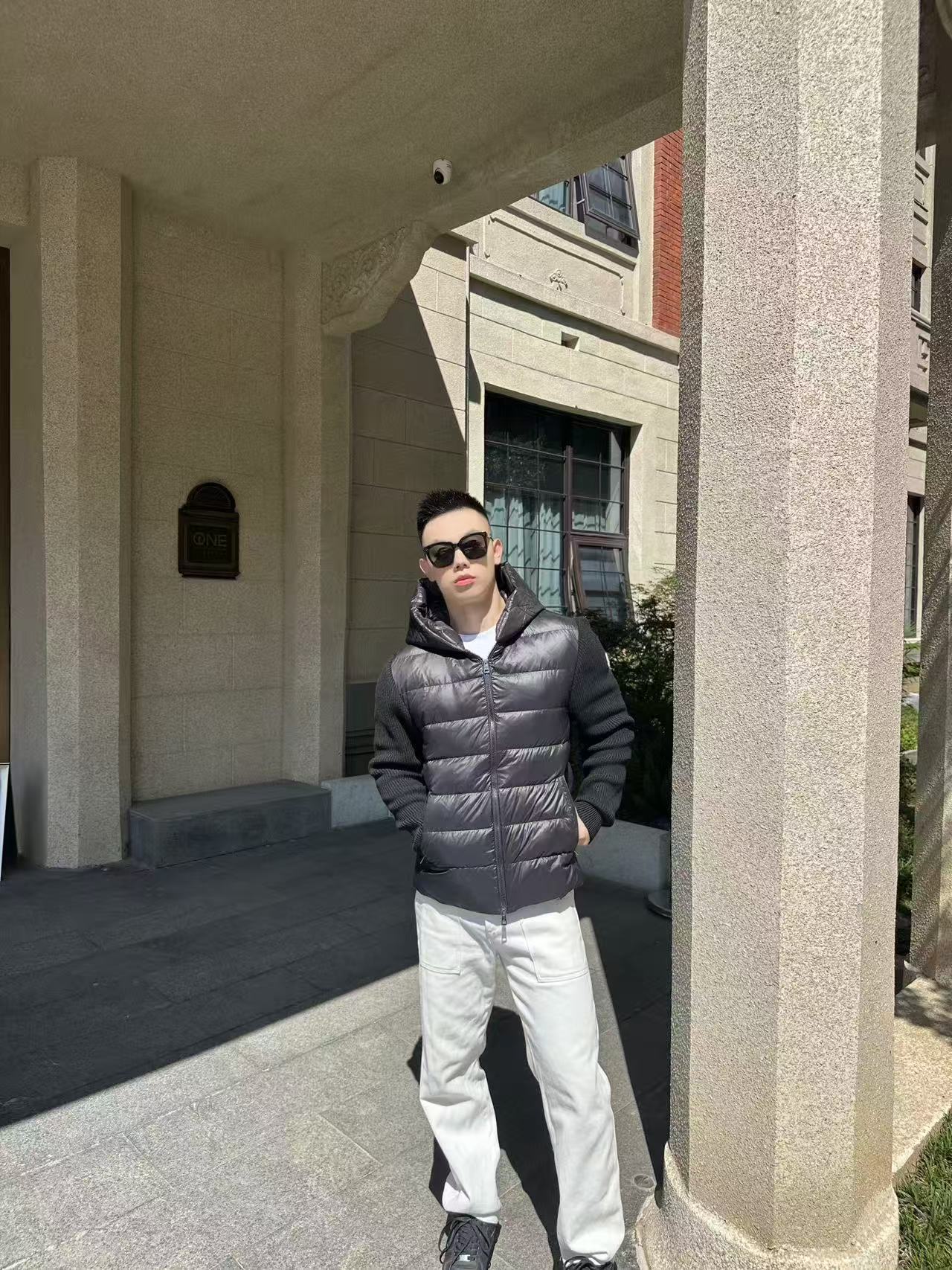 NO:570084,Down Jacket - MONCLER hood embroidered woolen splicing down jacket. Selection of outer front body fabric. Nylon fabric made of nylon is selected. Through advanced textile technology, it is woven into a tight and tough fabric, which improves the strength of the skeleton and effectively blocks the invasion of cold wind and locks the warm air generated by the down layer. After tight weaving and special treatment, it has functions such as waterproof and windproof. The surface forms a certain lotus leaf effect. It is also anti-wrinkle and not easy to deform, making it easy for daily care. Woolen surface It is mainly made of wool, combined with a small amount of nylon and spandex. The main body of wool ensures the warmth and comfort of the clothes. The addition of a small amount of nylon and spandex significantly improves the elasticity and wear resistance. Process The letter quilting logo on the brim adopts contour quilting technology. The stitches are routed along the edge of the set outline, and the filling is compressed inside the letter graphic, so that the logo is three-dimensional and the pattern is clear. The high-quality filling is filled with 90 selected white duck down, weighing 120g, ensuring that the fluffy rebound is fast, light and warm. Details It uses ribbed cuffs to fit the wrist comfortably and enhance warmth retention. It is equipped with a fine and soft hood to enhance the experience when wearing it. Accessories: One-to-one customized logo patch One-to-one customized zipper puller One-to-one customized badge SIZE: 1 2 3 4,,down jacket,hats,alexander wang19860909羽绒服-.MONCLER帽檐刺绣毛织拼接羽绒服 外前身面料选择 选用锦纶制成的尼龙面料,通过先进的纺织技术,编织成紧密且坚韧的布料,提升骨架强度有效阻挡冷风侵袭,锁住羽绒层产生的暖空气,经过紧密的编织工艺和特殊处理之后使其具备防水防风等功能,表面形成一定的荷叶效应,同时抗皱不易变形,易于日常打理. 毛织面 以羊毛为主体,结合了少量锦纶和氨纶,羊毛主体保证了衣物的保暖性和舒适度,少量锦纶与氨纶的加入使弹性和耐磨性得到显著提升. 工艺 帽檐处的字母绗缝标识采用轮廓绗缝工艺,缝线沿着设定好的轮廓边缘走线,将填充物压缩在字母图形内部,从而使得标识立体凸出,图案清晰. 高品质填充物 采用90精选白鸭绒填充,克重达120g,确保蓬松回弹快,轻盈且保暖. 细节 采用罗纹收袖口,舒适的贴合腕部,同时加强保暖性,配以细密柔软兜帽,穿戴时提升体验感. 辅料一比一定制标识贴片 一比一定制拉链头 一比一定制徽章 SIZE: 1 2 3 4,,down jacket,hats,alexander wang,Men's clothing