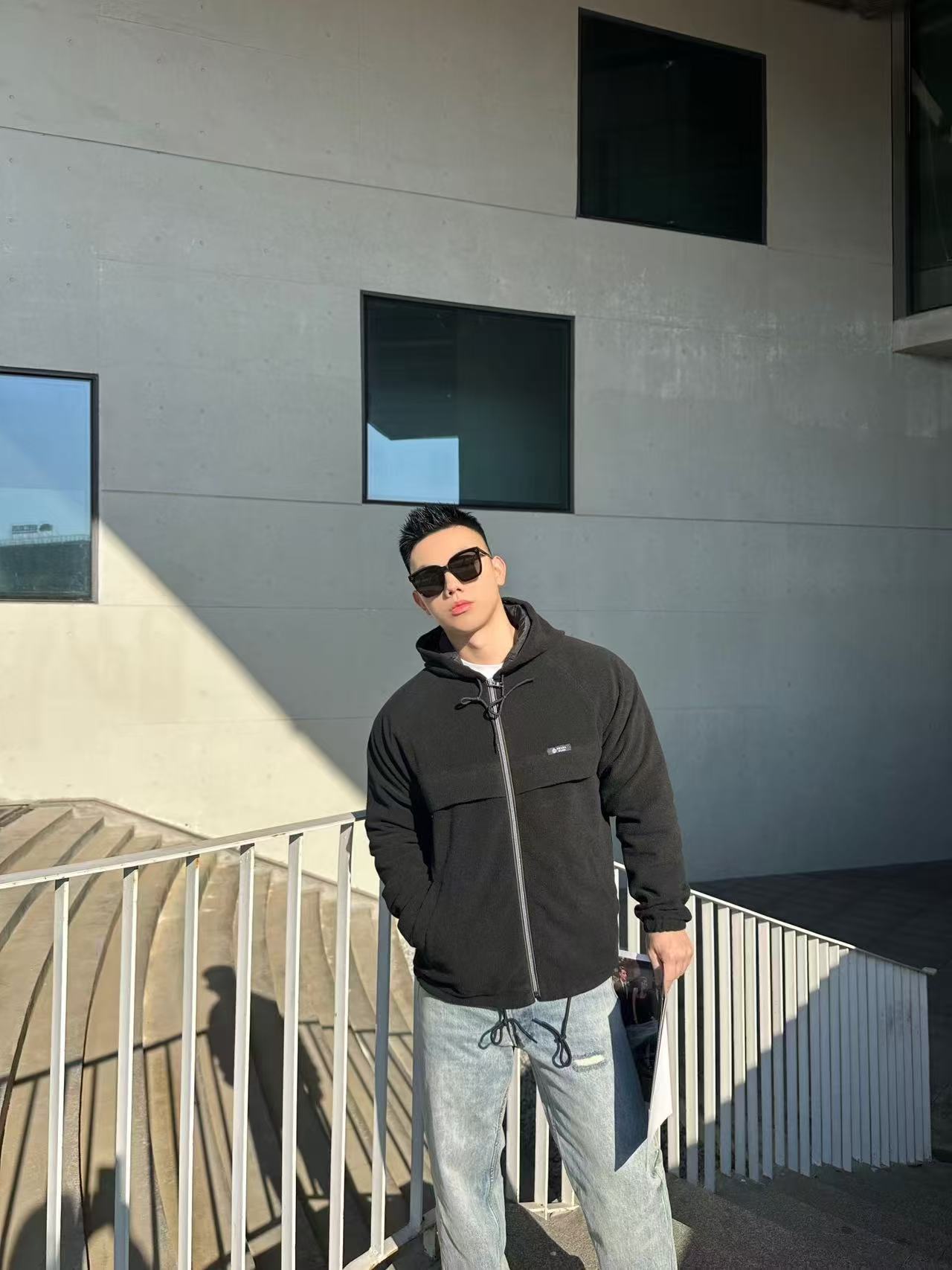 NO:690789,.26SS PRADA Polar Fleece Jacket 1. Fabric Selection The main raw material is polyester fiber blended wool. The raw material is cleaned and pre-treated to remove impurities. The yarn is woven into cloth through a loom. Brushing and fleece. The woven fabric is brushed, that is, the surface of the fiber is fluffed through mechanical brushing to form fluff. Then the fleece treatment is performed. The fabric is shaken under high temperature and humid conditions, so that the fibers form small spherical particles, which increases the fluffiness and warmth of the fabric.  The polar fleece fabric undergoes a dyeing process to ensure that the color is uniform and long-lasting. After dyeing, the fabric undergoes shaping, calendering and other finishing processes to improve the feel and appearance. Splicing process Splicing the cut components (such as front and rear panels, sleeves, hats, etc.) according to the design requirements. When splicing, attention should be paid to aligning the seams to ensure that the splicing is smooth and wrinkle-free.  Detail processing: For easy-to-wear parts such as collars, cuffs, and hems, hemming is used to increase elasticity and durability. At the same time, details such as zippers and pockets also need to be finely processed to ensure functionality and aesthetics. Choose high-quality metal zippers for zippers to ensure smoothness and durability. The color of the zipper needs to be coordinated with the color of the main body of the jacket to enhance the overall aesthetics.  The sutures are sewn with high-strength polyester thread to ensure that the sutures are firm and not easy to break. The color of the sutures must be similar to the color of the fabric. Black Size: S M L XL,, prada, jackets & coats, jackets & coats, hats,19860909.26SS PRADA摇粒绒夹克 一、面料选择 主要原料为聚酯纤维混纺羊毛 原料经过清洗和预处理,以去除杂质. 纱线通过织机织造成布料 刷绒与摇粒 织造后的布料经过刷绒处理,即通过机械刷毛使纤维表面蓬松,形成绒毛. 然后进行摇粒处理,布料在高温和湿润条件下被摇动,使纤维形成小球状的颗粒,增加面料的蓬松感和保暖性. 摇粒绒布料经过染色工艺,确保颜色均匀且持久. 染色后,布料经过定型、压光等整理工艺,以改善手感和外观. 拼接工艺 分片拼接将裁剪好的各部件（如前后片、袖子、帽子等）按照设计要求进行拼接.拼接时需注意对齐缝位,确保拼接平整、无褶皱. 细节处理对于领口、袖口、下摆等易磨损部位,采用包边处理,以增加弹性和耐用性.同时,对于拉链、口袋等细节部位,也需进行精细处理,确保功能性和美观性. 拉链选择优质金属拉链 确保拉链顺滑、耐用.拉链颜色需与外套主体颜色相协调,以提升整体美观性. 缝线采用高强度涤纶线进行缝制,确保缝线牢固、不易断裂.缝线颜色需与面料颜色相近. 黑色 Size: S M L XL,,prada,jackets & coats,jackets & coats,hats,,Men's clothing