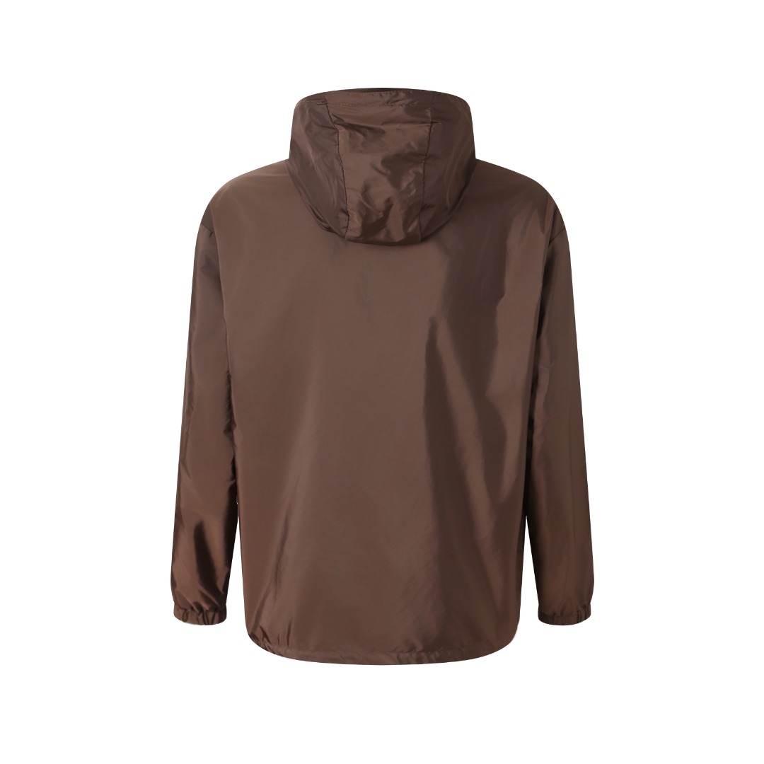 。支持年后退换！PRADA再生尼龙双面穿夹克面料选择：选用品牌标志性的再生尼龙面料，与传统尼龙性能相当，